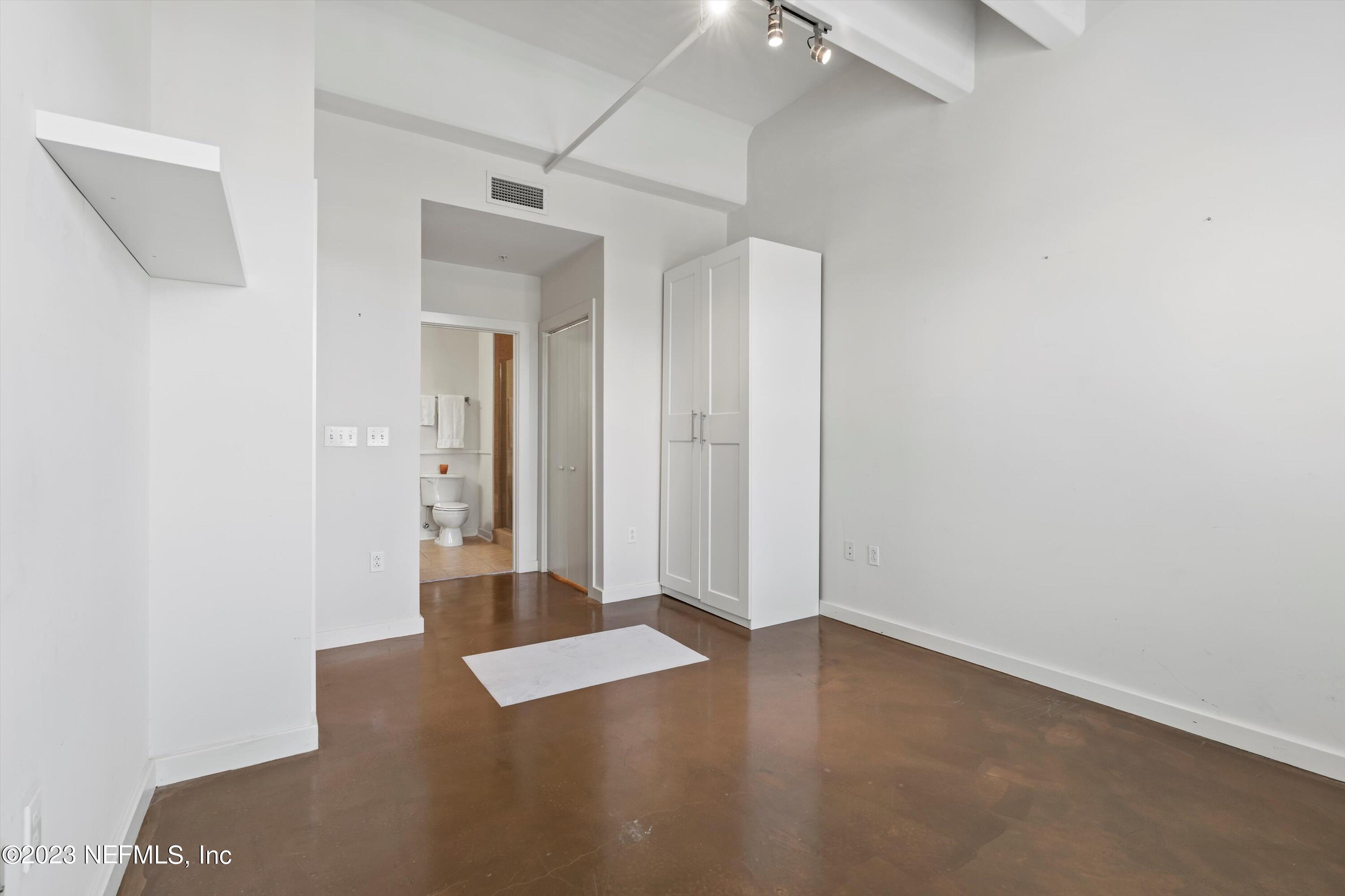 1661 RIVERSIDE Avenue, 211