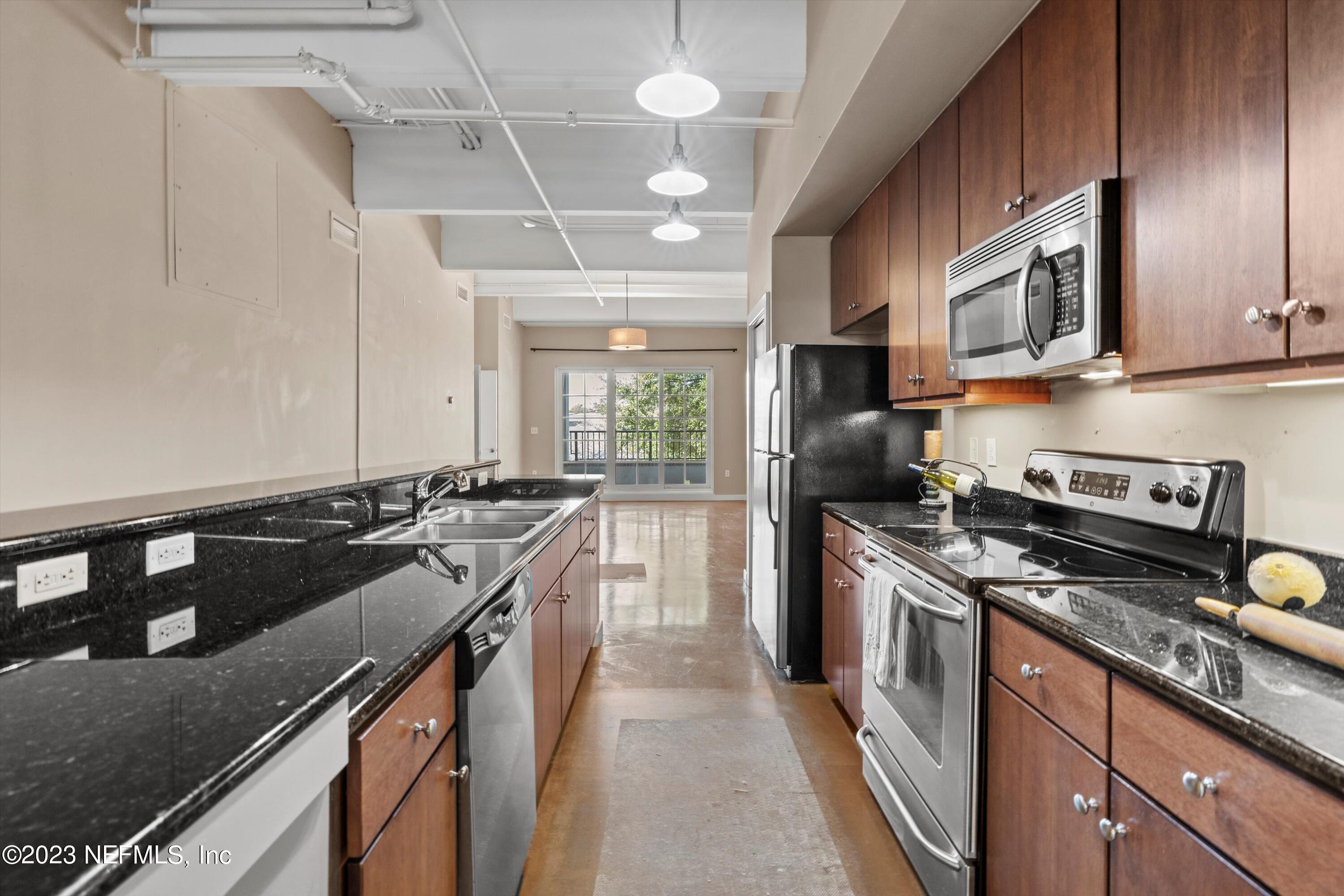 1661 RIVERSIDE Avenue, 211