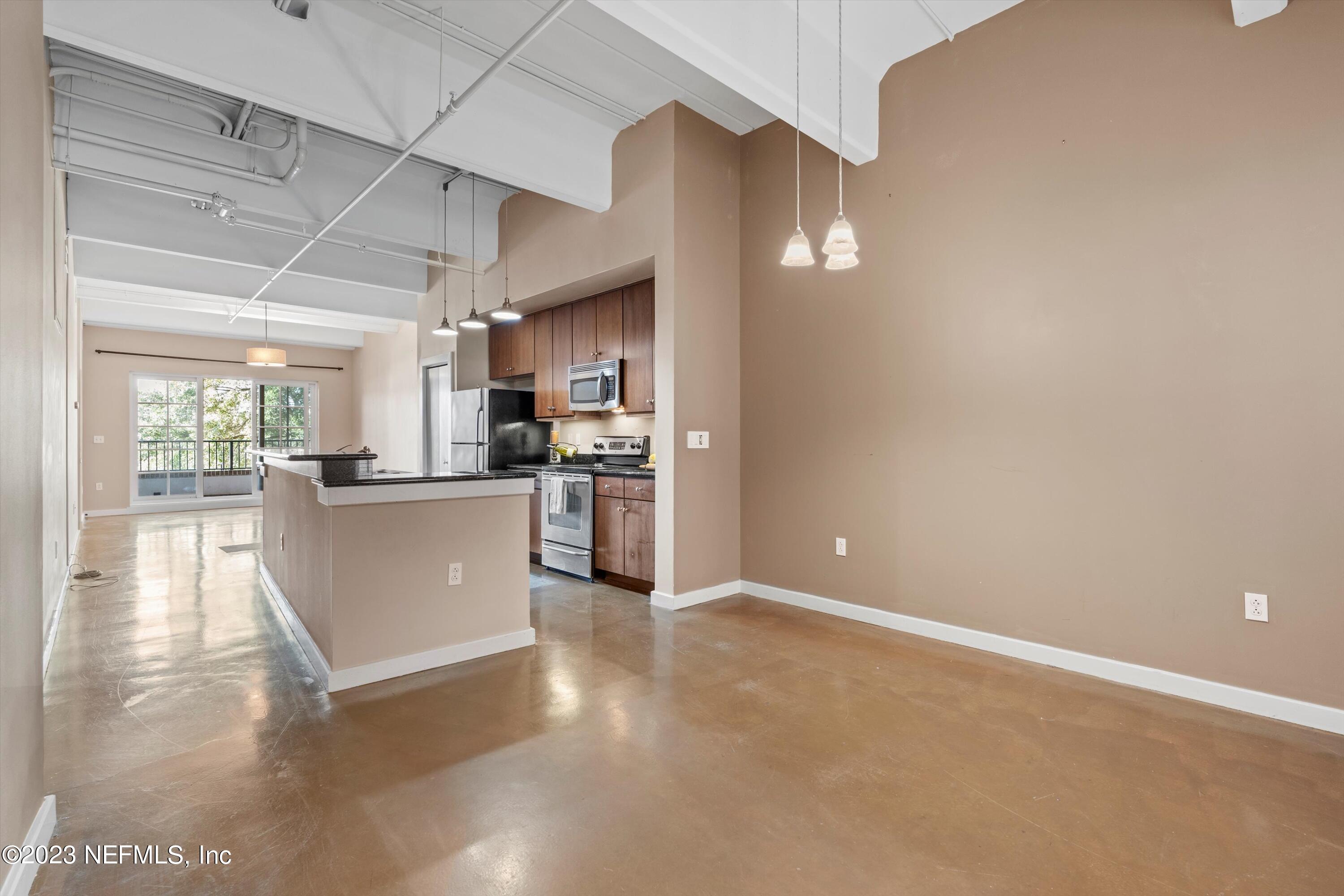 1661 RIVERSIDE Avenue, 211