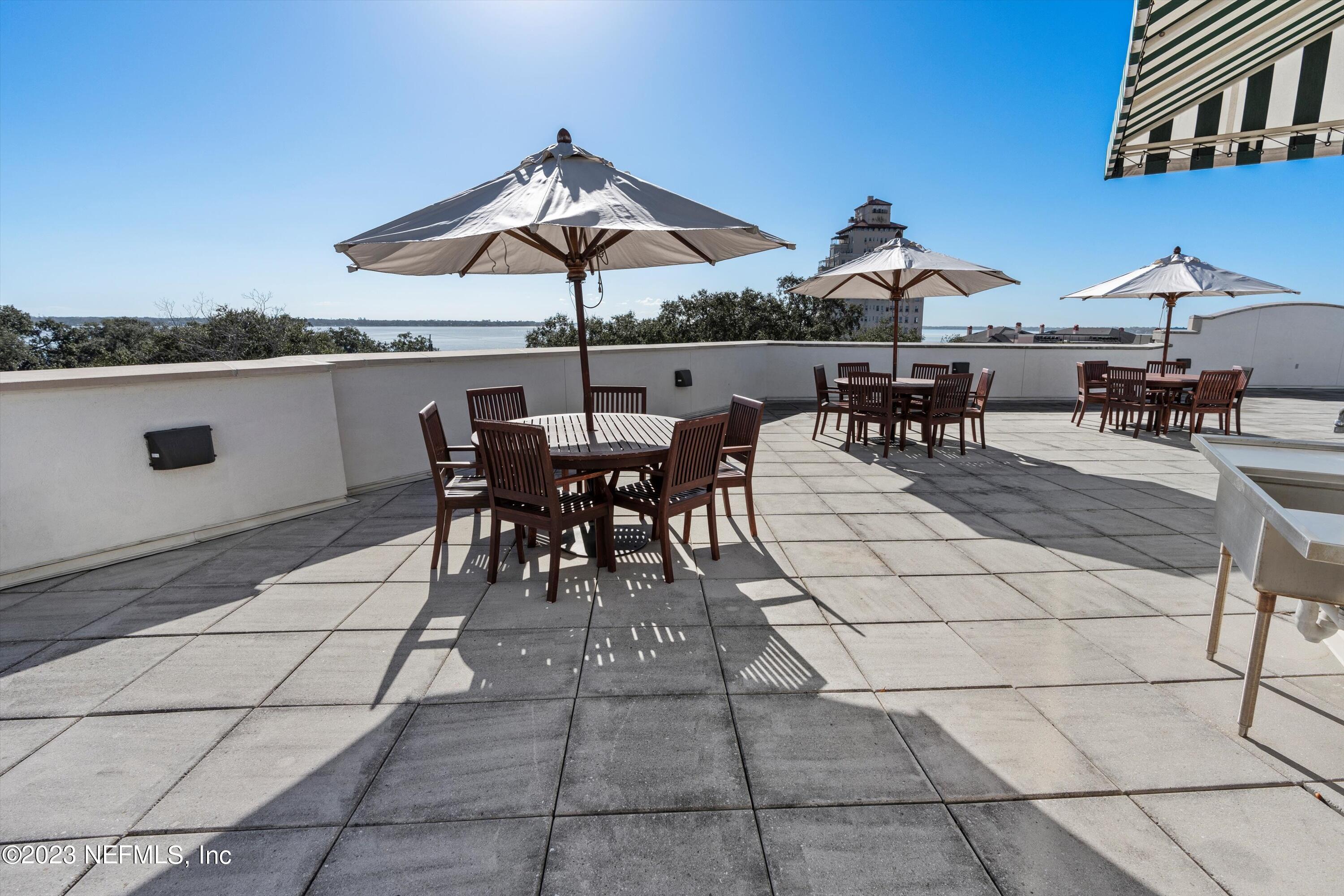 1661 RIVERSIDE Avenue, 211