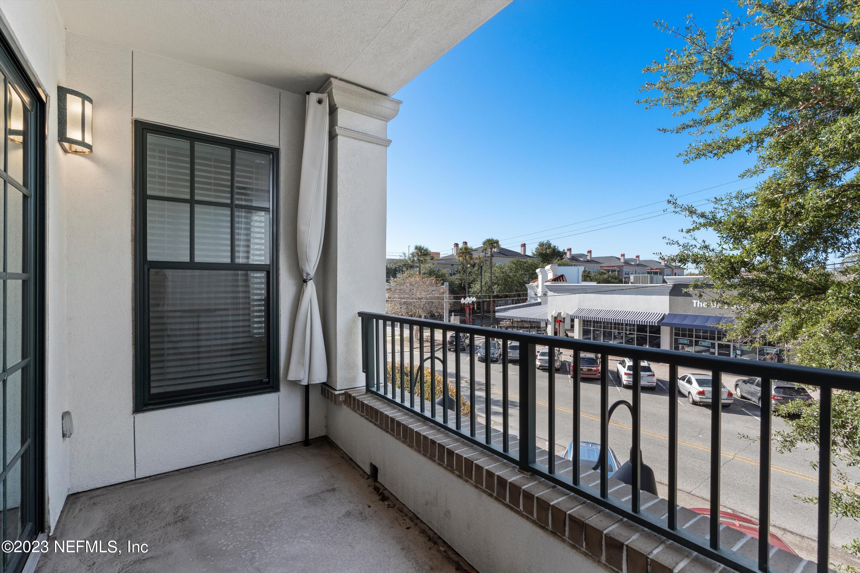 1661 RIVERSIDE Avenue, 211