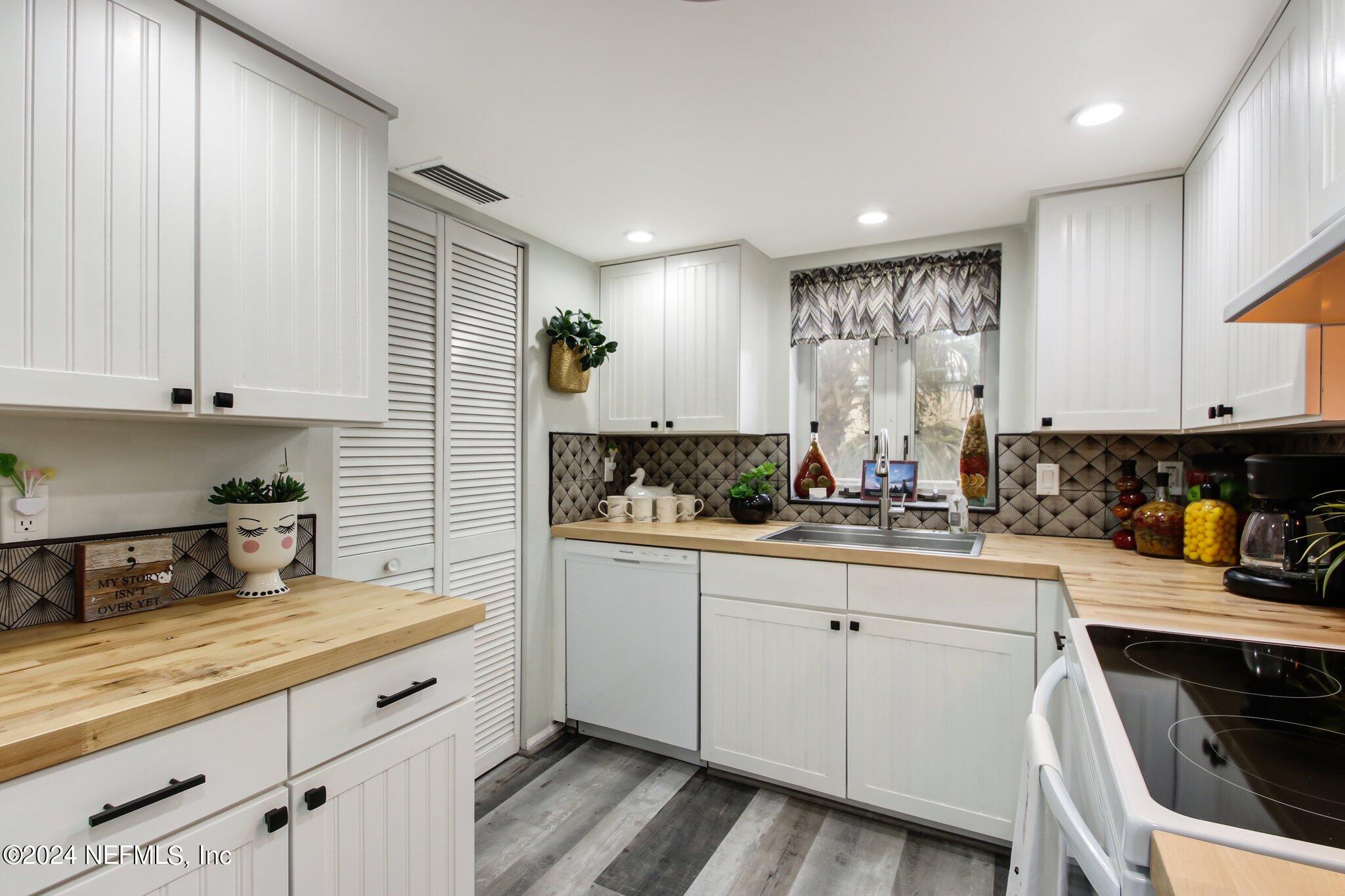 2912 ST JOHNS Avenue, 24