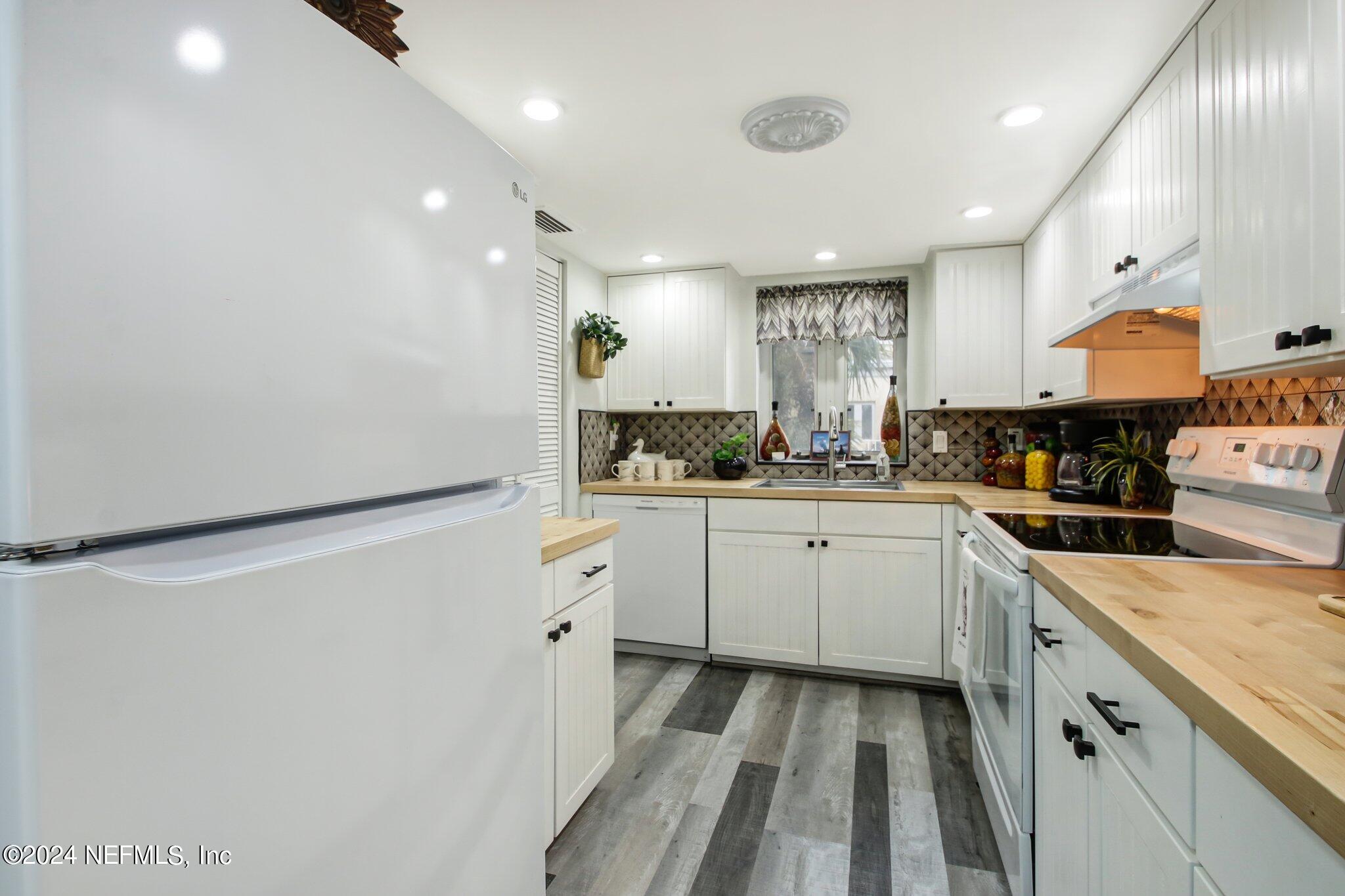 2912 ST JOHNS Avenue, 24