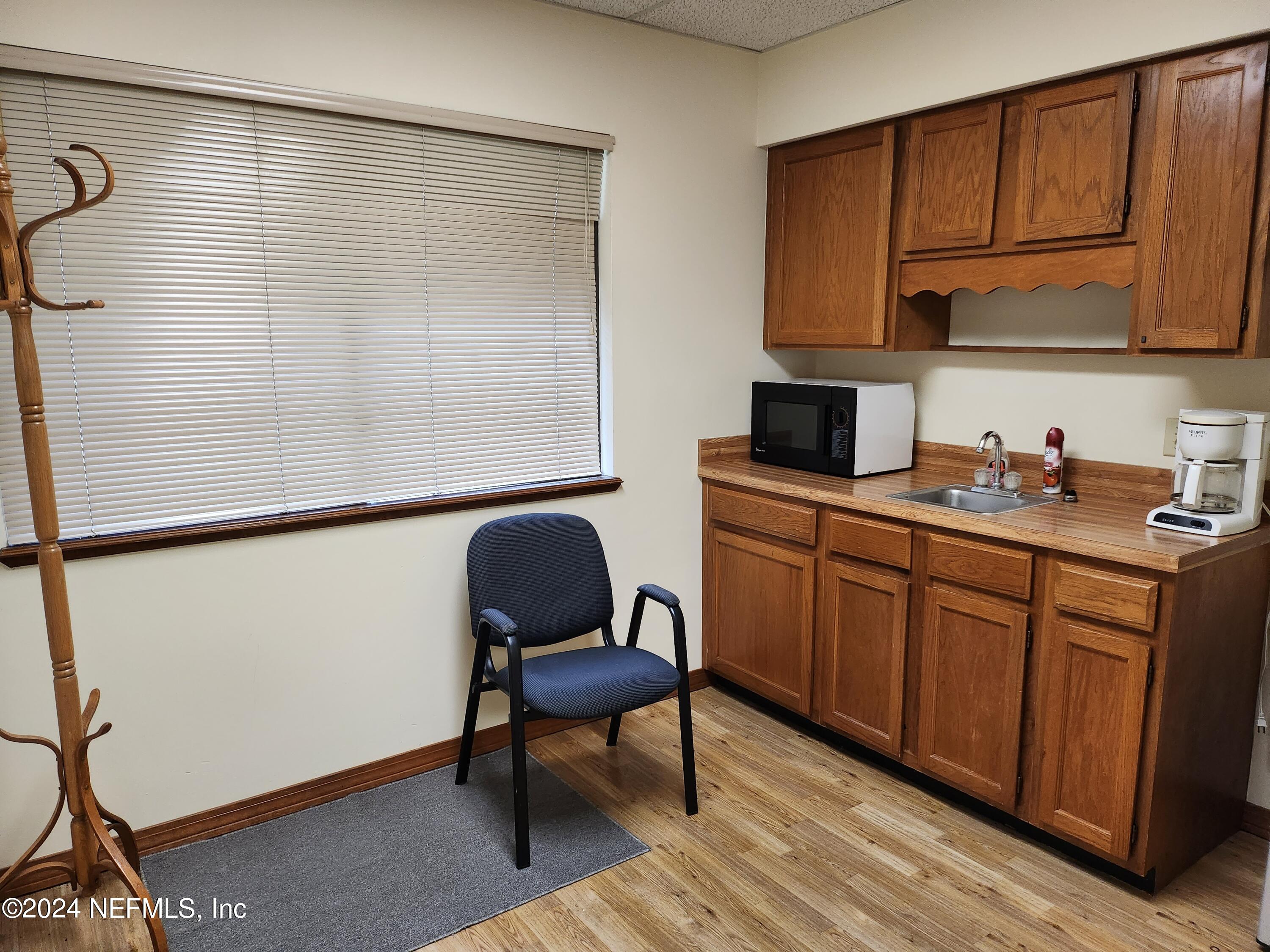 1543 KINGSLEY Avenue, 11