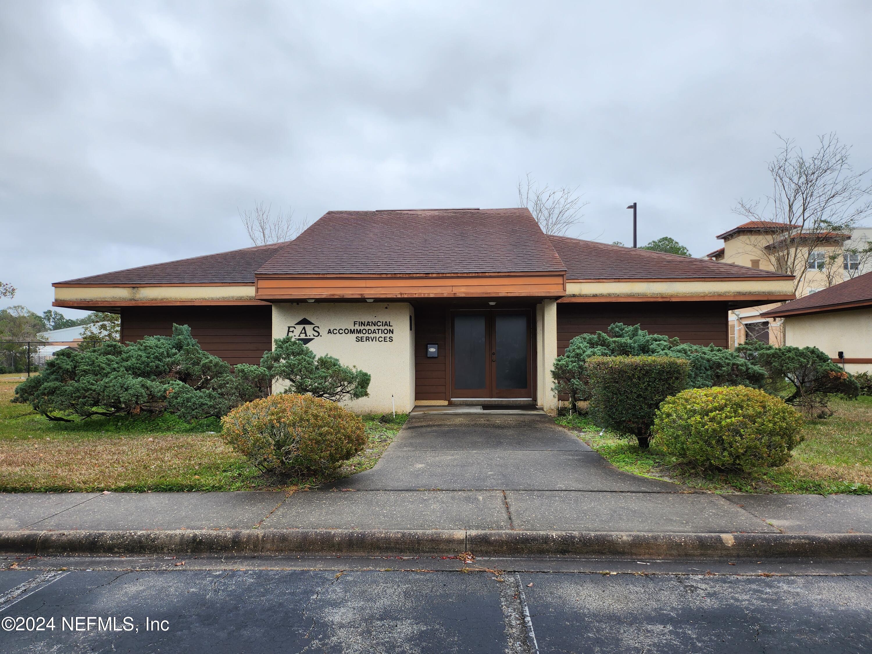 1543 KINGSLEY Avenue, 11