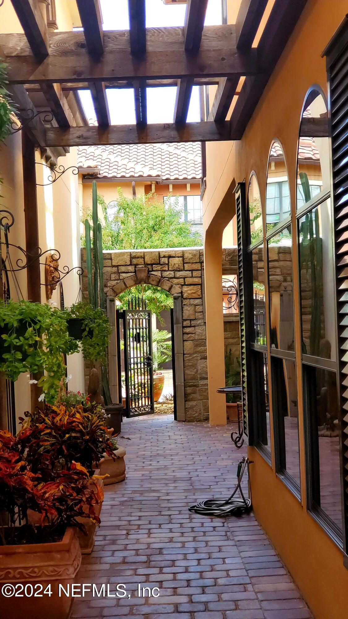 8849 LA TERRAZZA Place