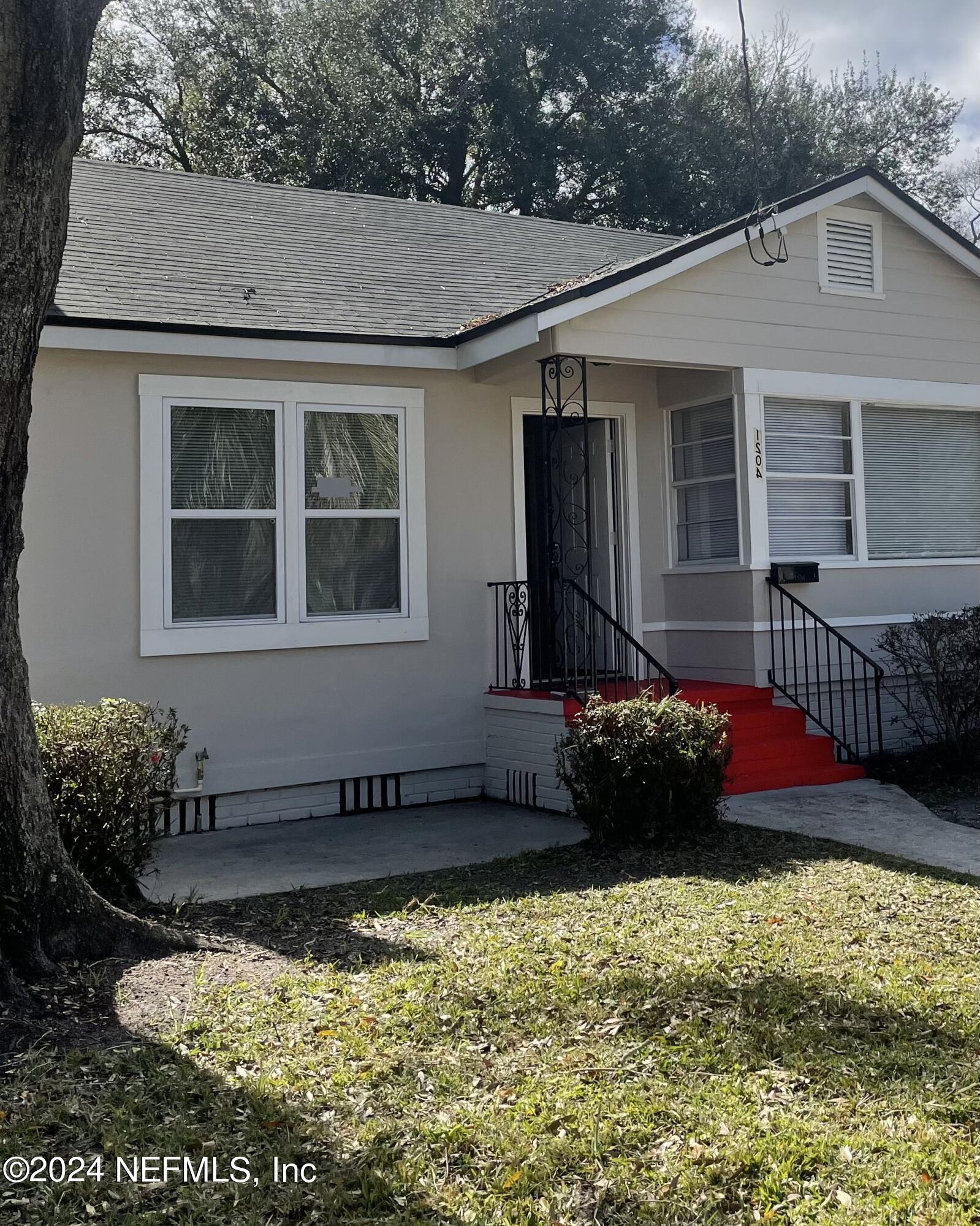 1204 W 10TH Street W