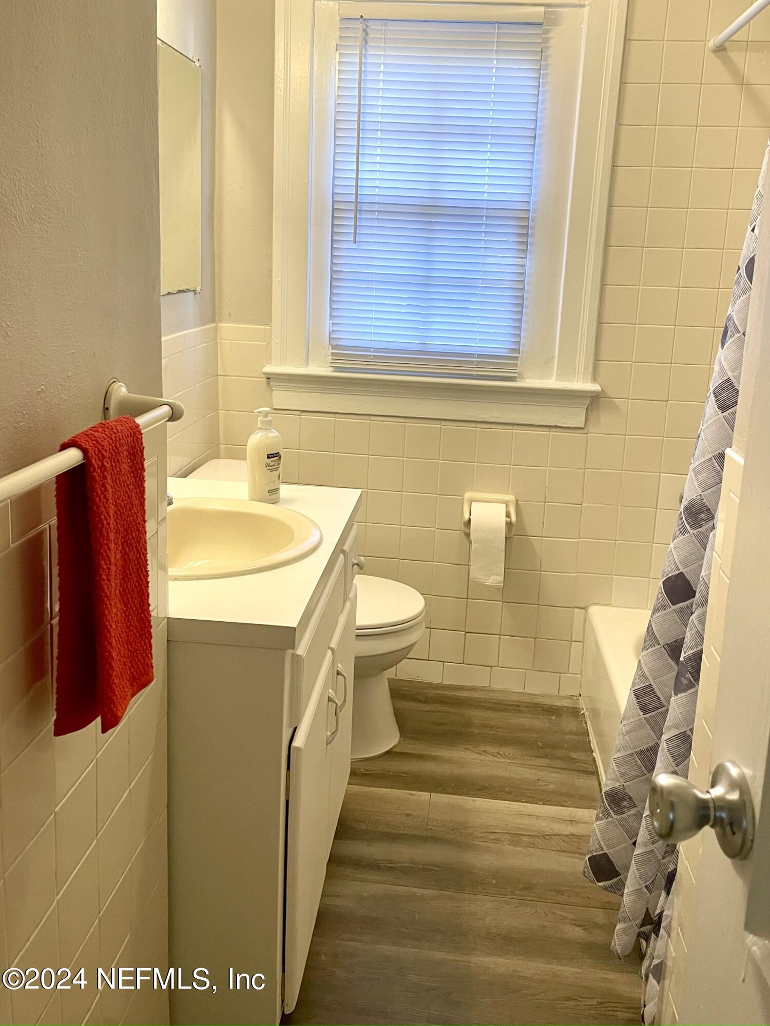 1204 W 10TH Street W