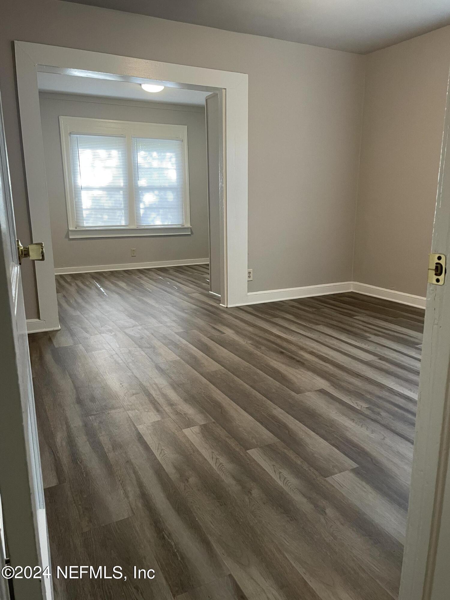 1204 W 10TH Street W