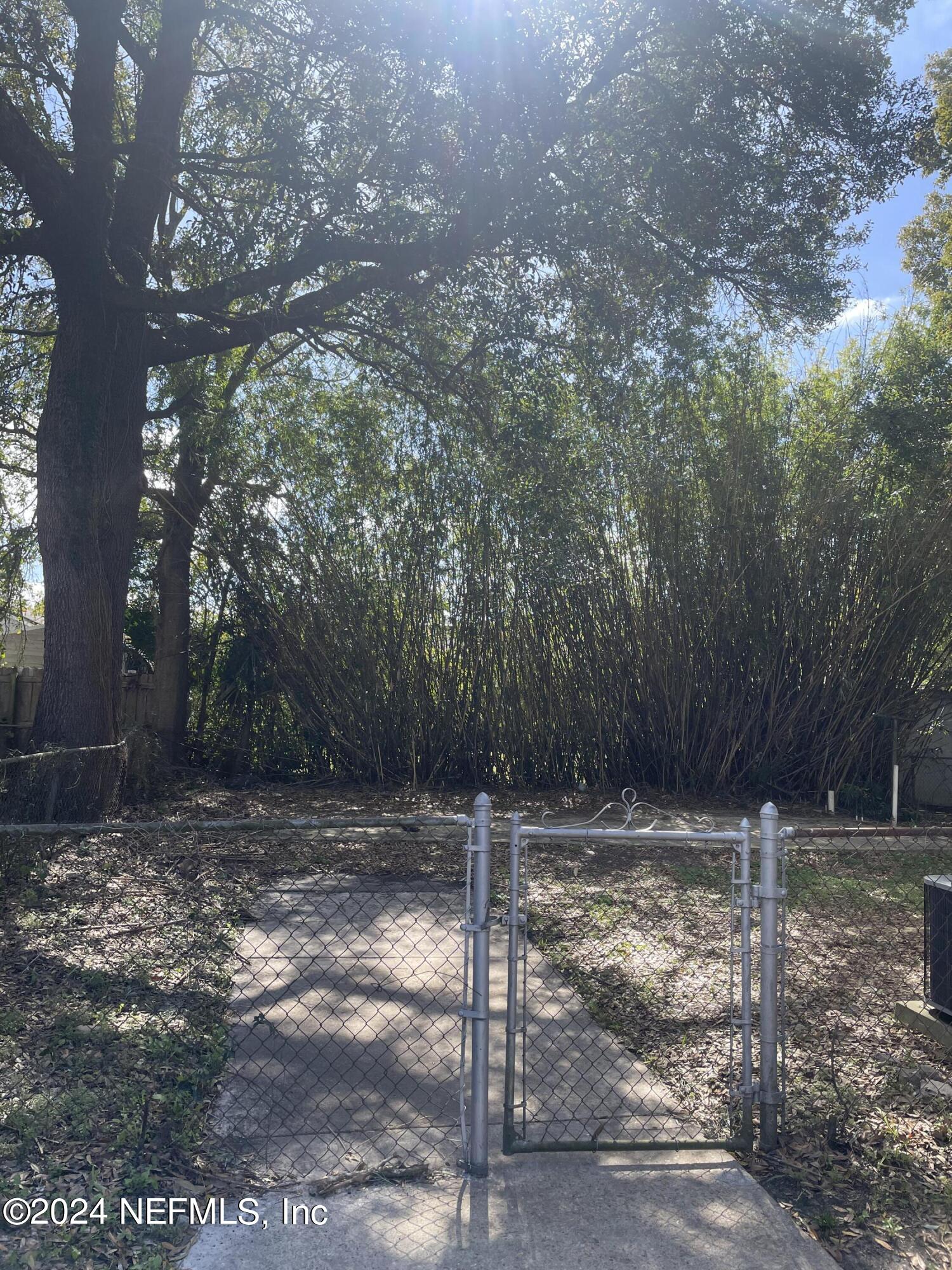 1204 W 10TH Street W