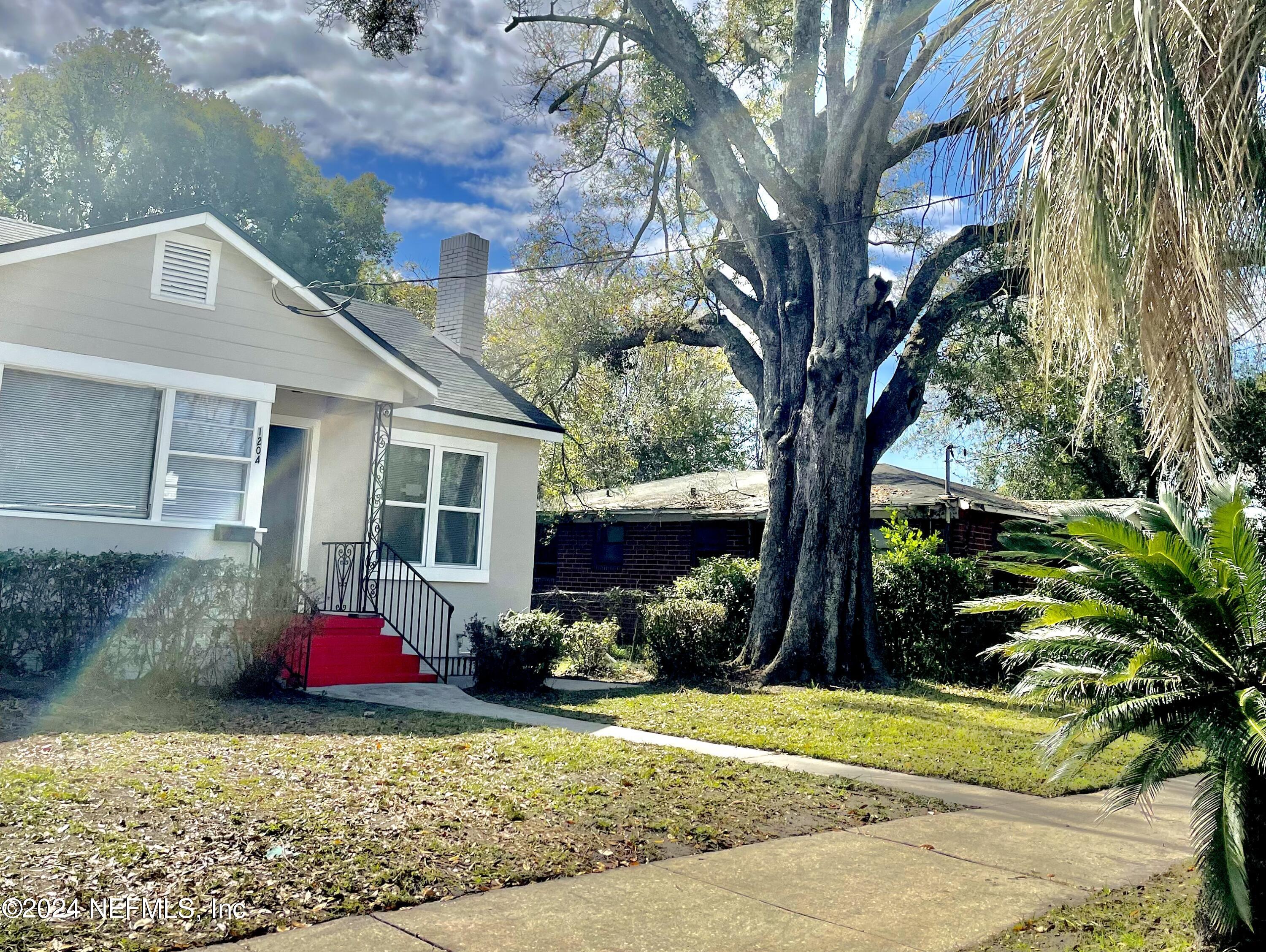 1204 W 10TH Street W