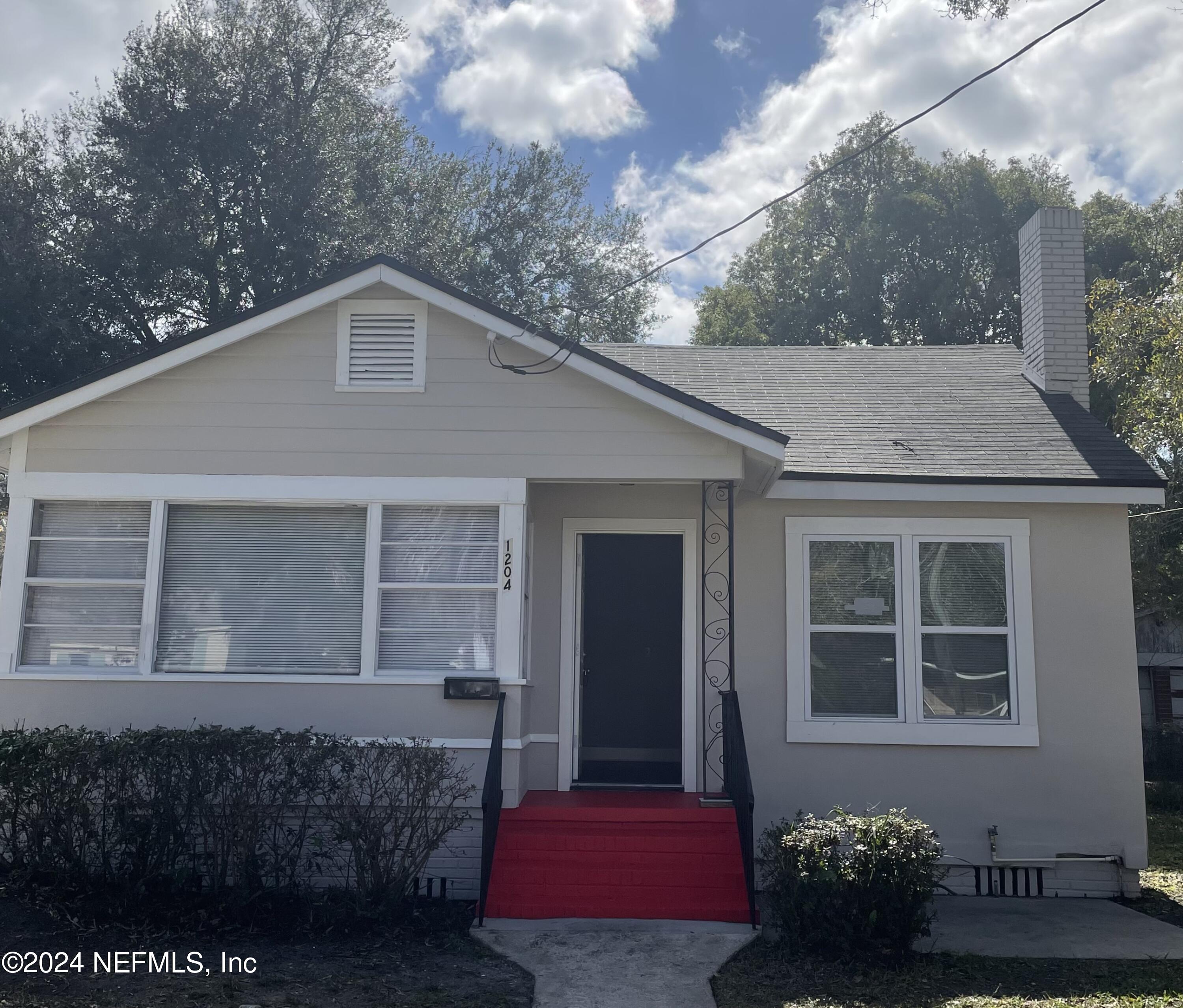 1204 W 10TH Street W