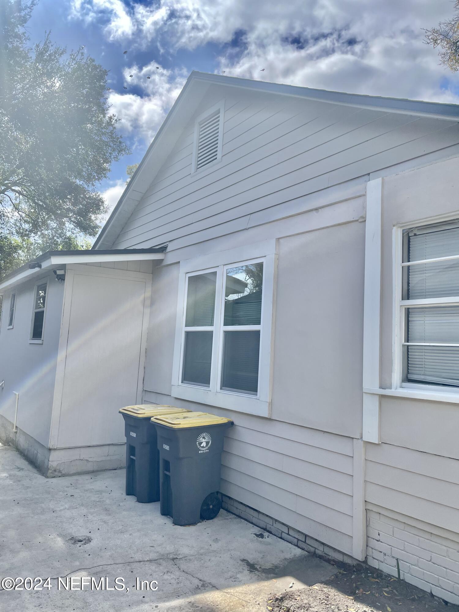 1204 W 10TH Street W