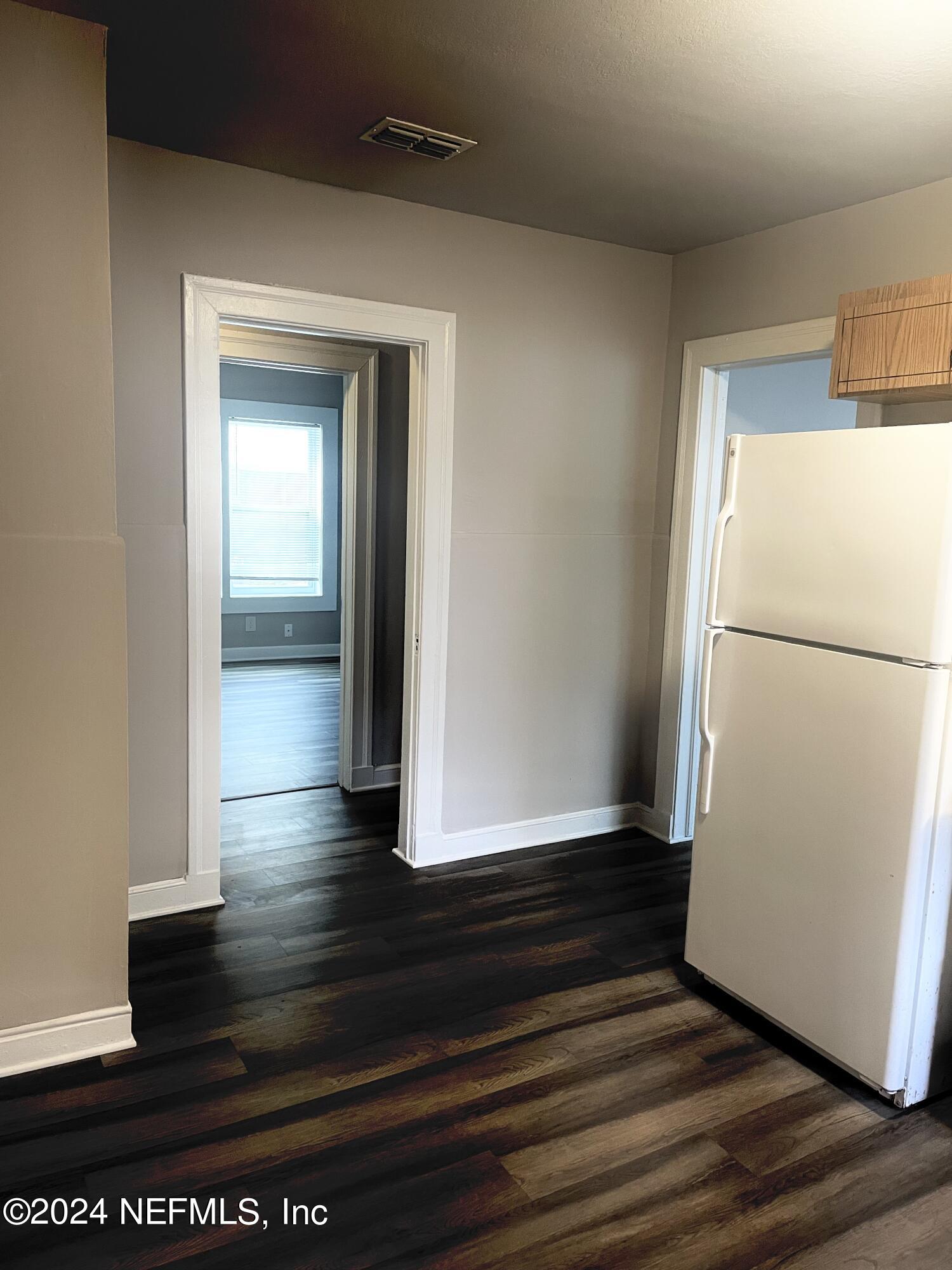 1204 W 10TH Street W