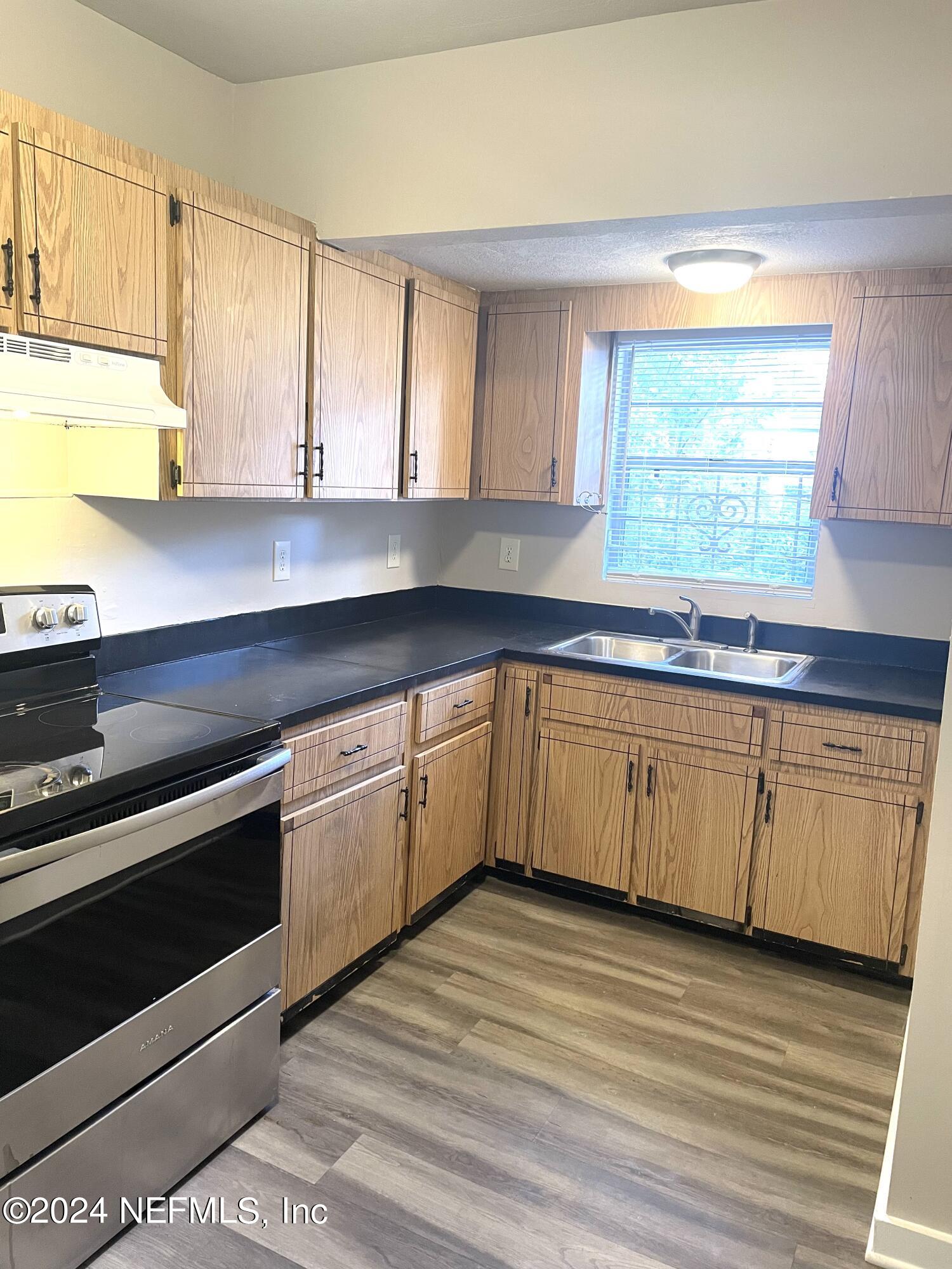 1204 W 10TH Street W