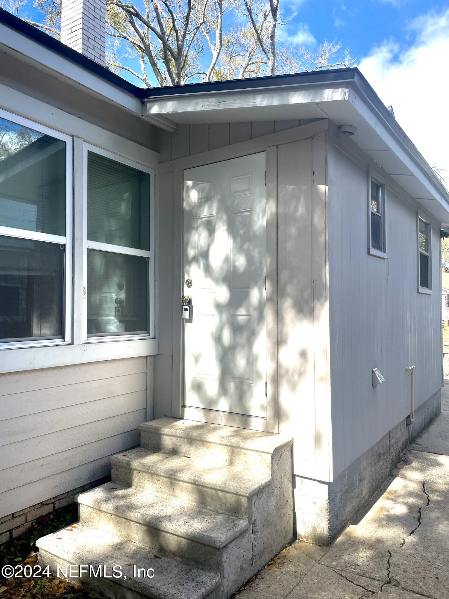 1204 W 10TH Street W