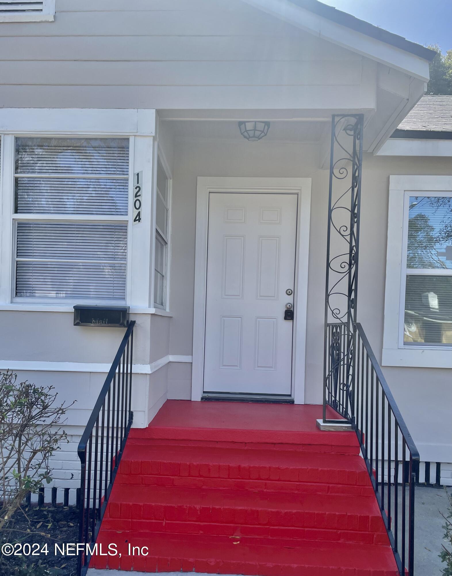 1204 W 10TH Street W