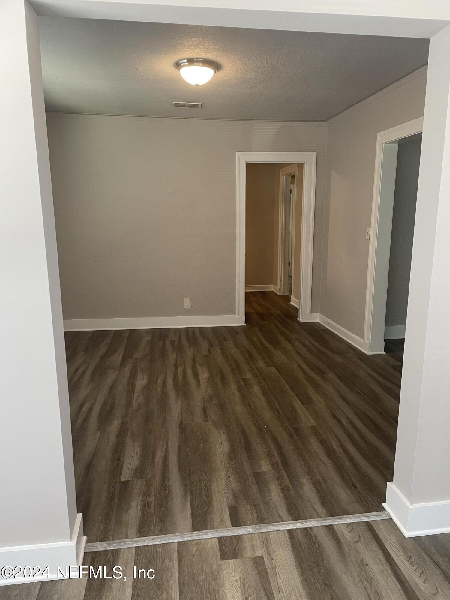 1204 W 10TH Street W