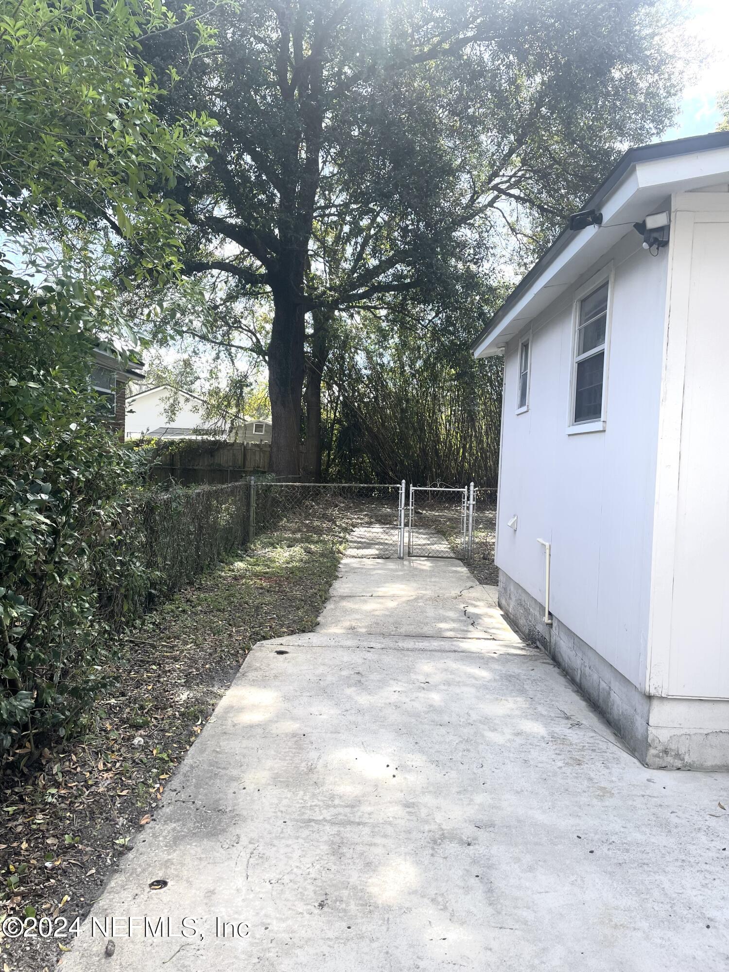 1204 W 10TH Street W