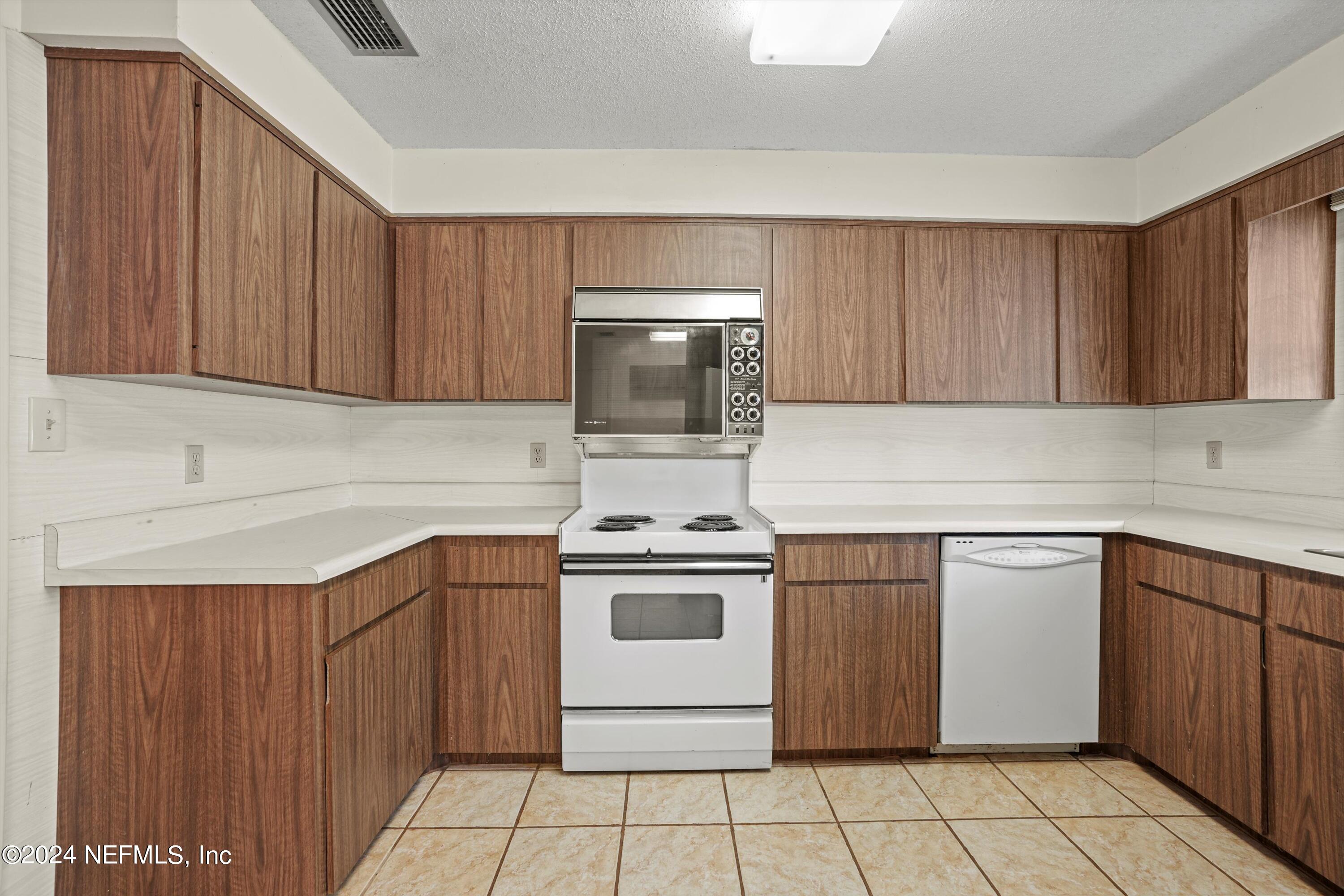 150 SUNSET STRIP Drive