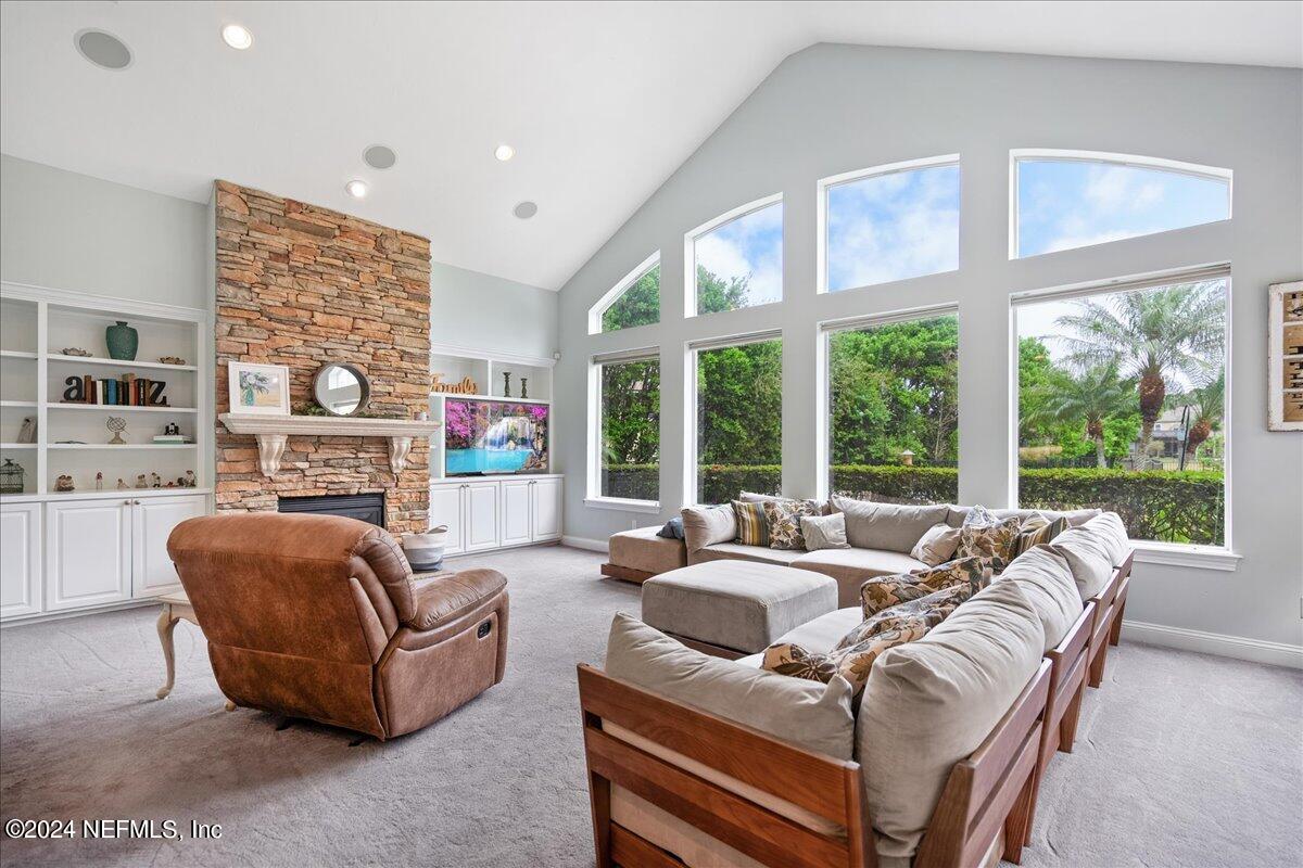 422 SUMMERSET Drive