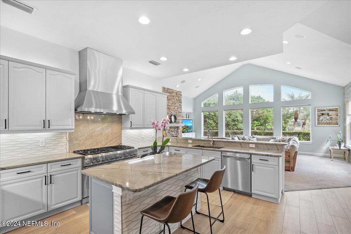 422 SUMMERSET Drive