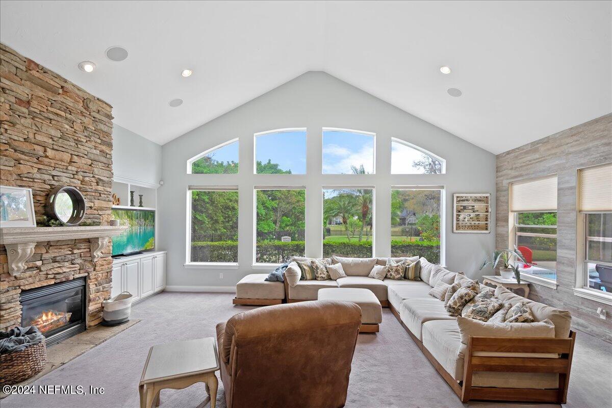 422 SUMMERSET Drive