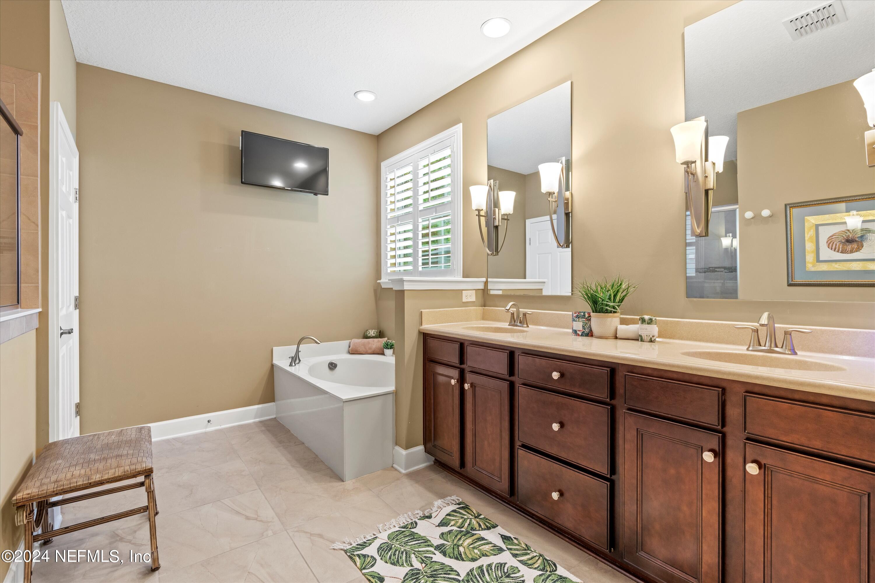 1055 SOUTHERN HILLS Drive