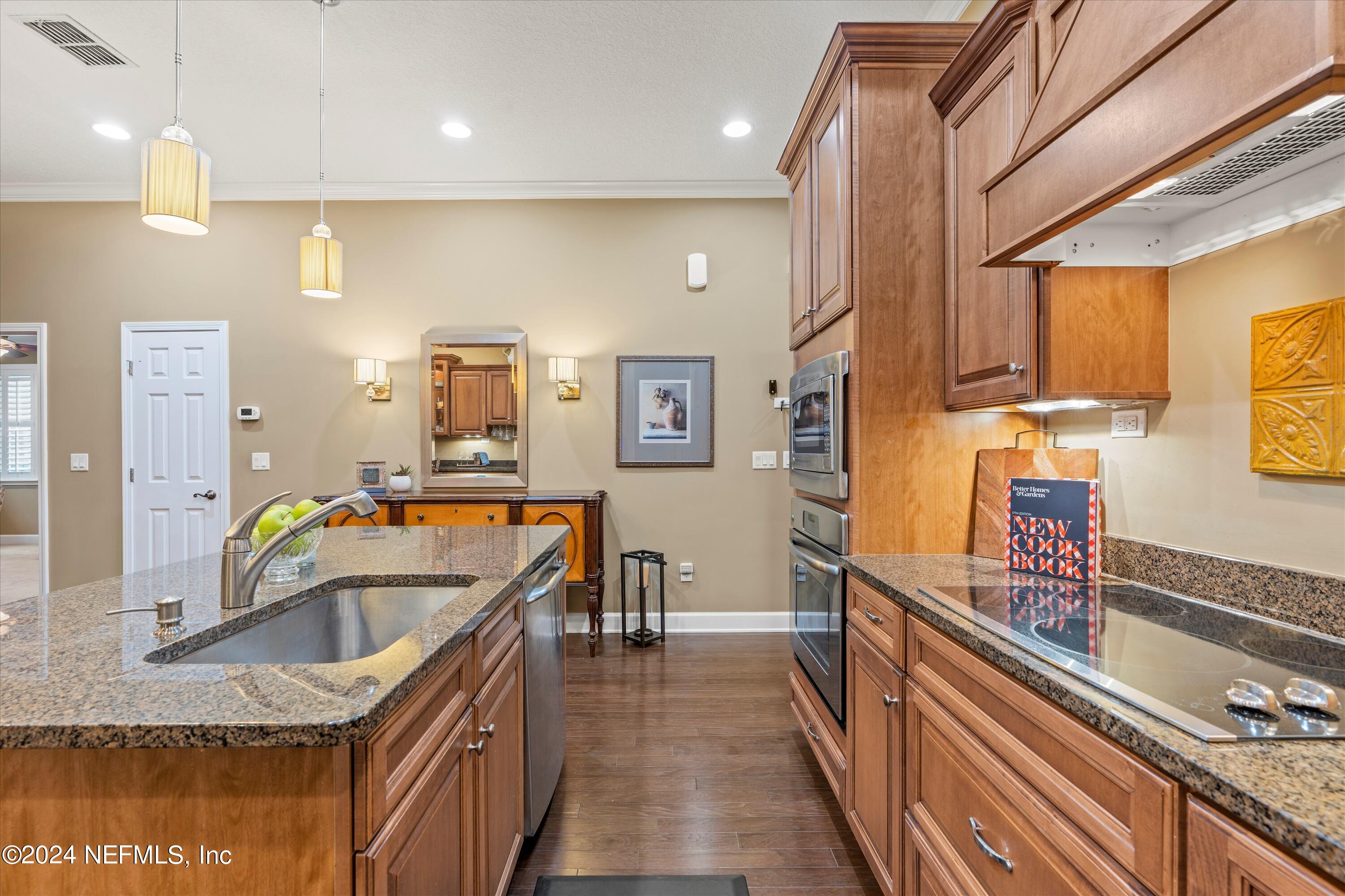 1055 SOUTHERN HILLS Drive