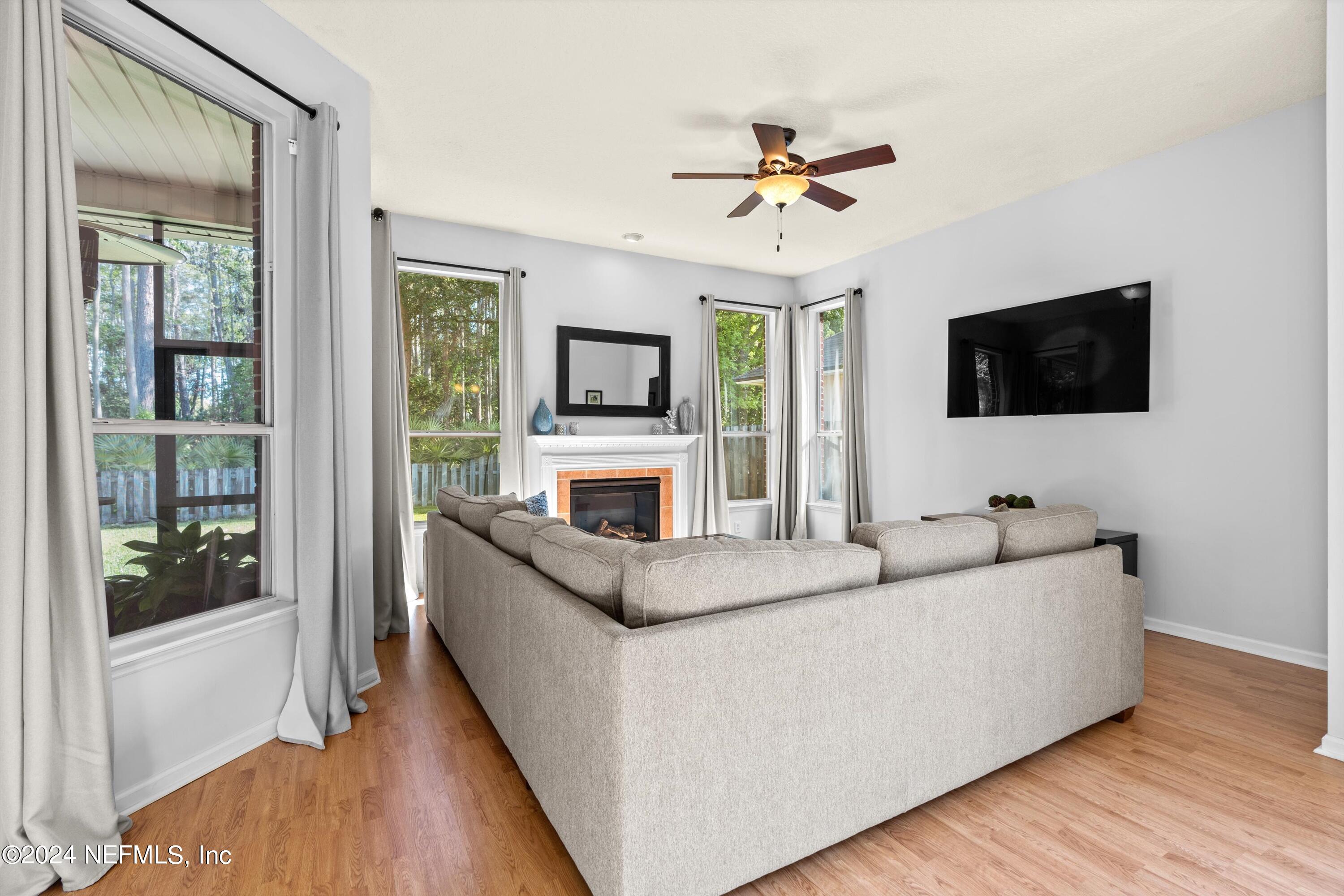 824 W CUMBERLAND Court