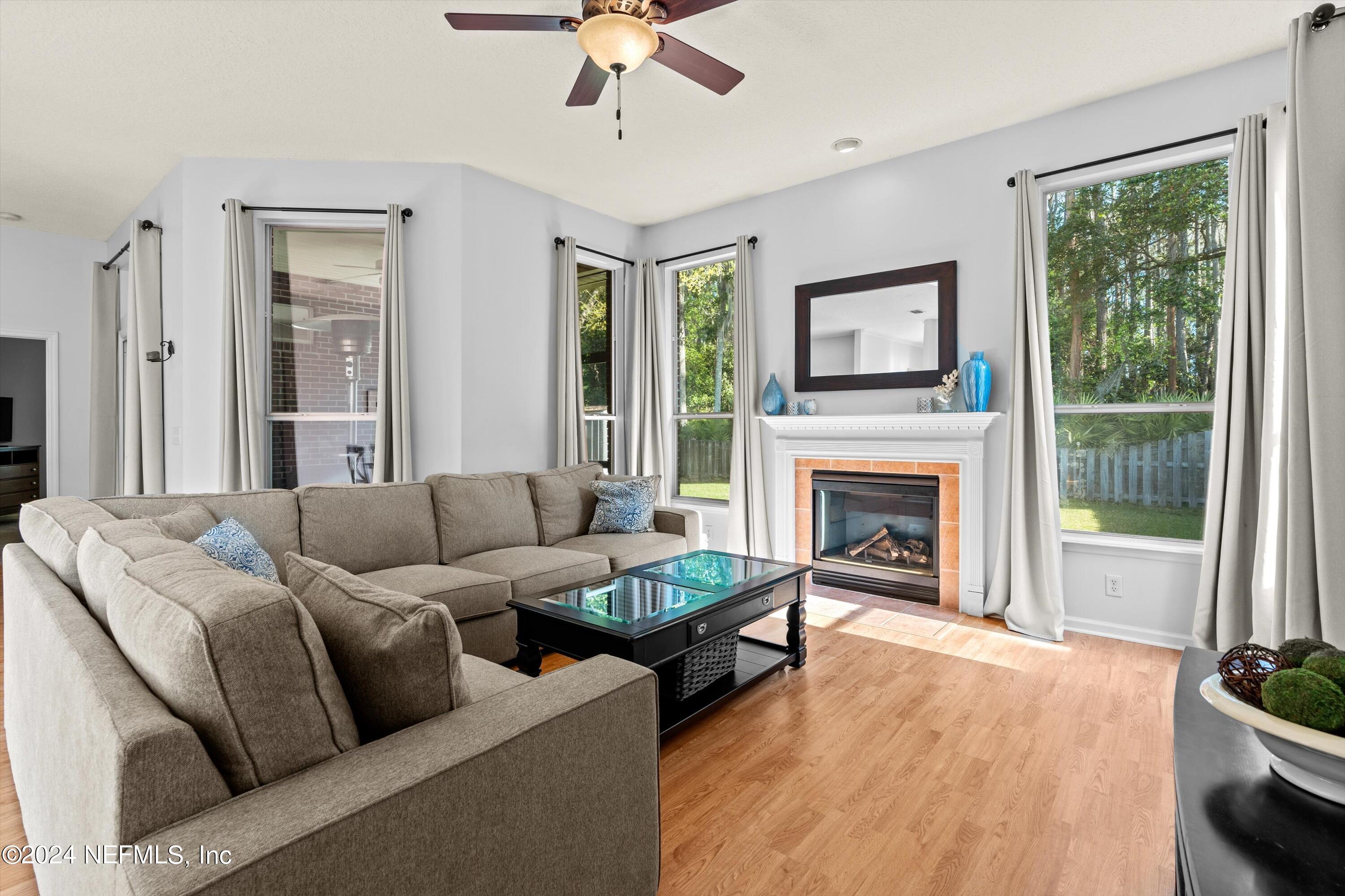 824 W CUMBERLAND Court