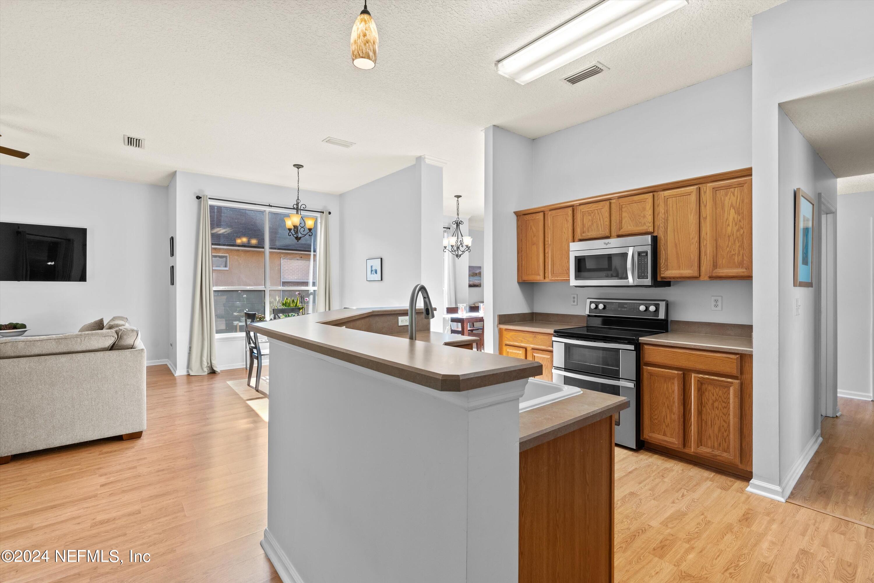 824 W CUMBERLAND Court