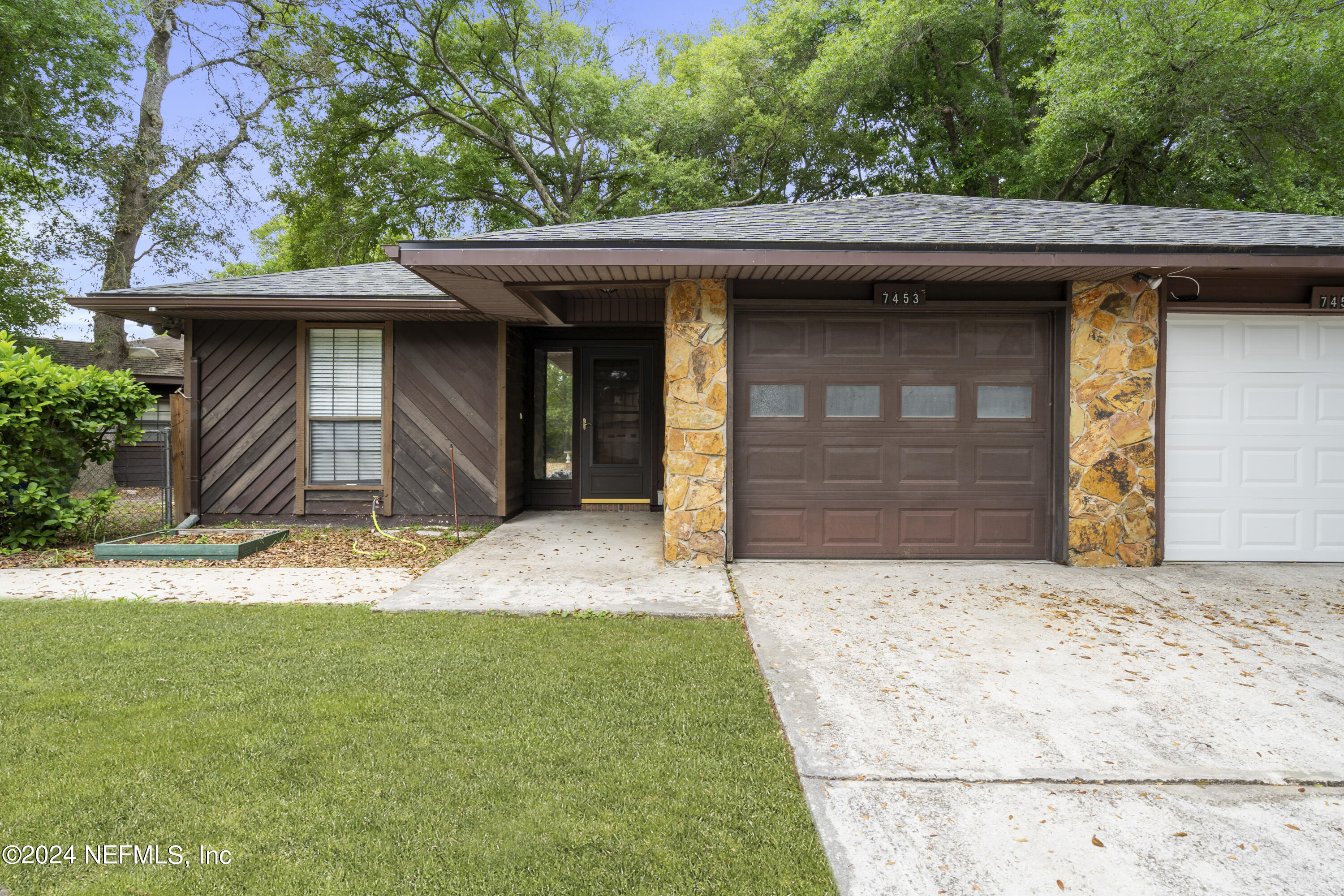 7453 COLONY COVE Lane