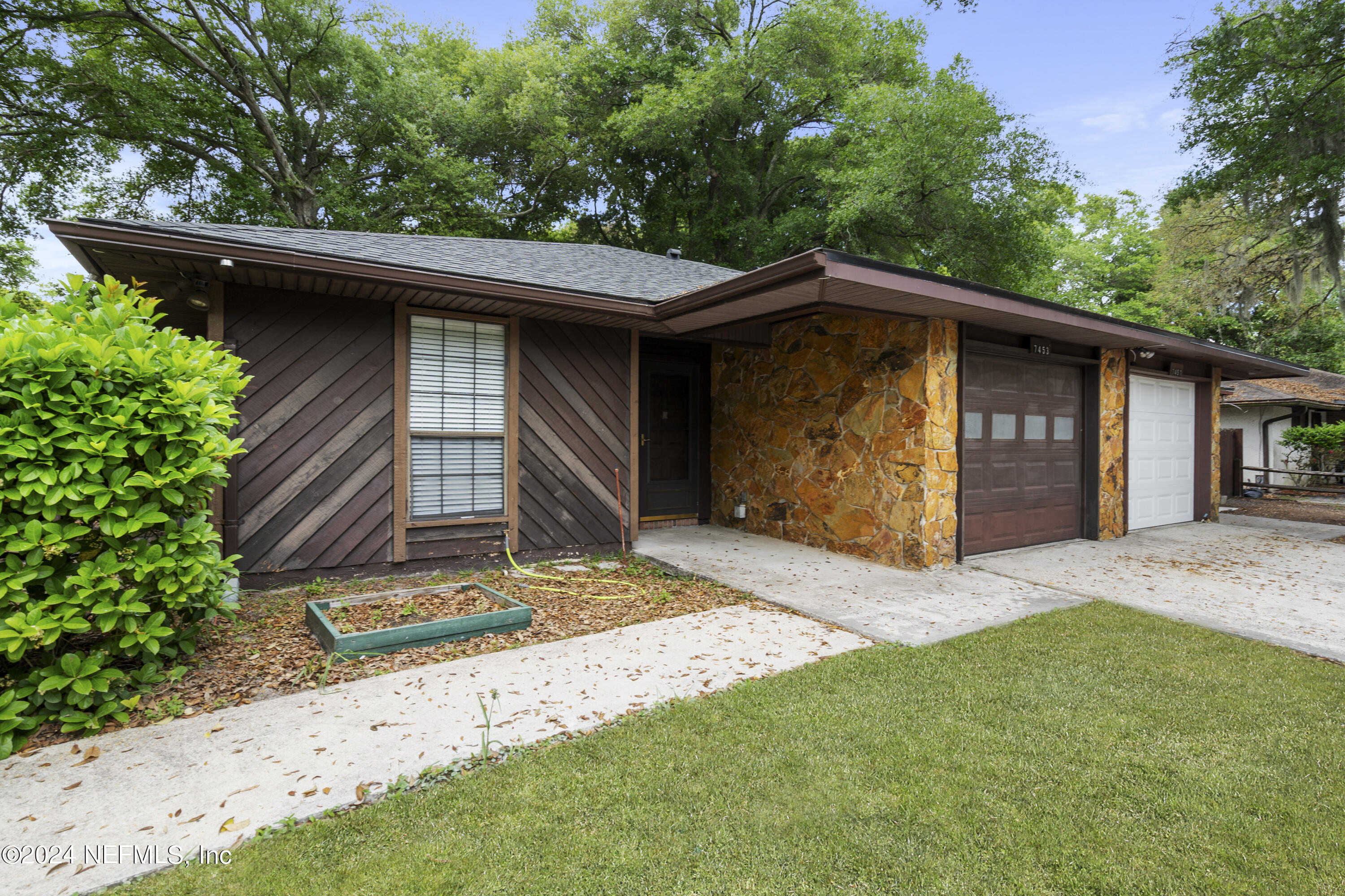 7453 COLONY COVE Lane