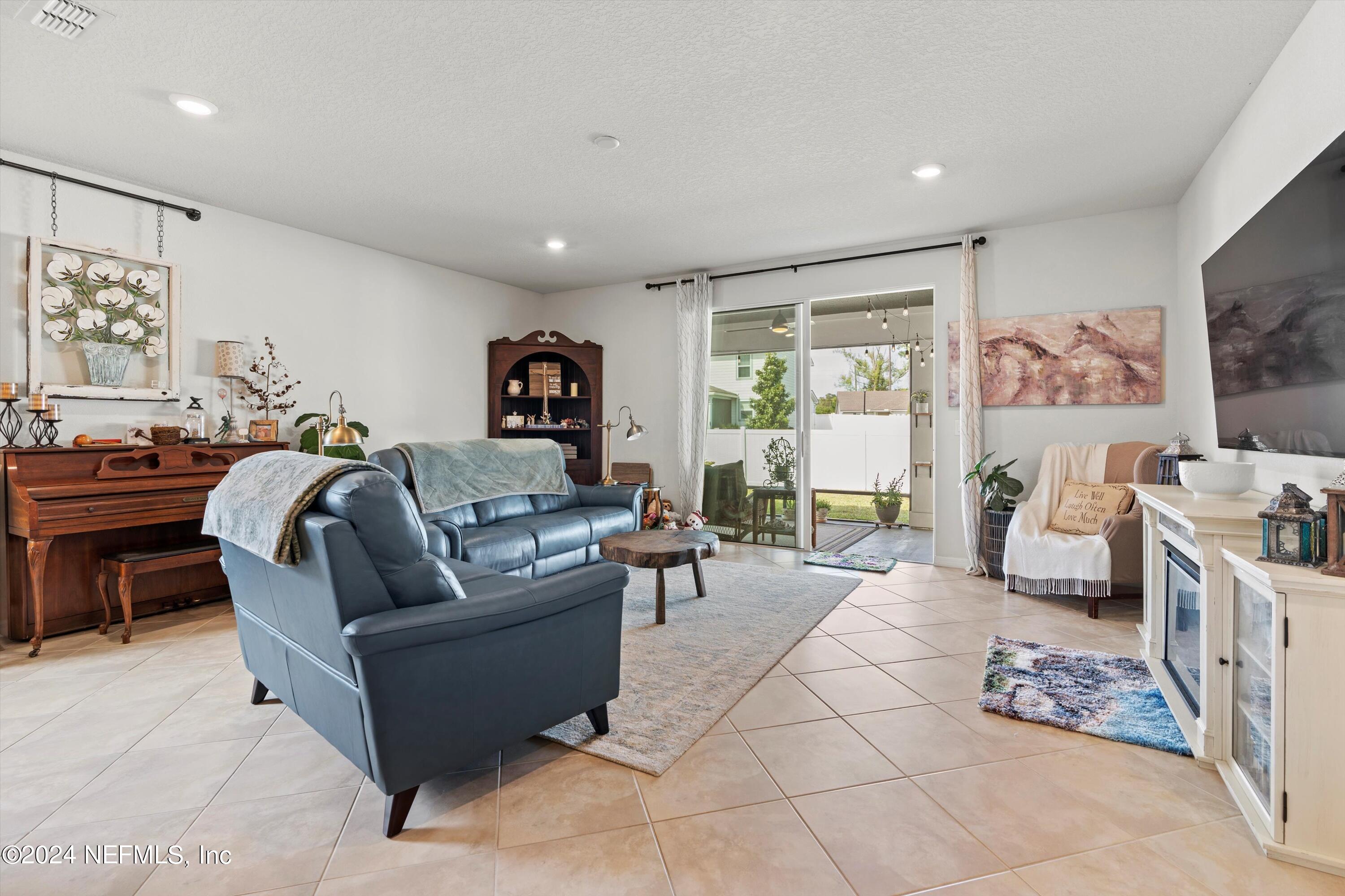 14663 SPRING LIGHT Circle