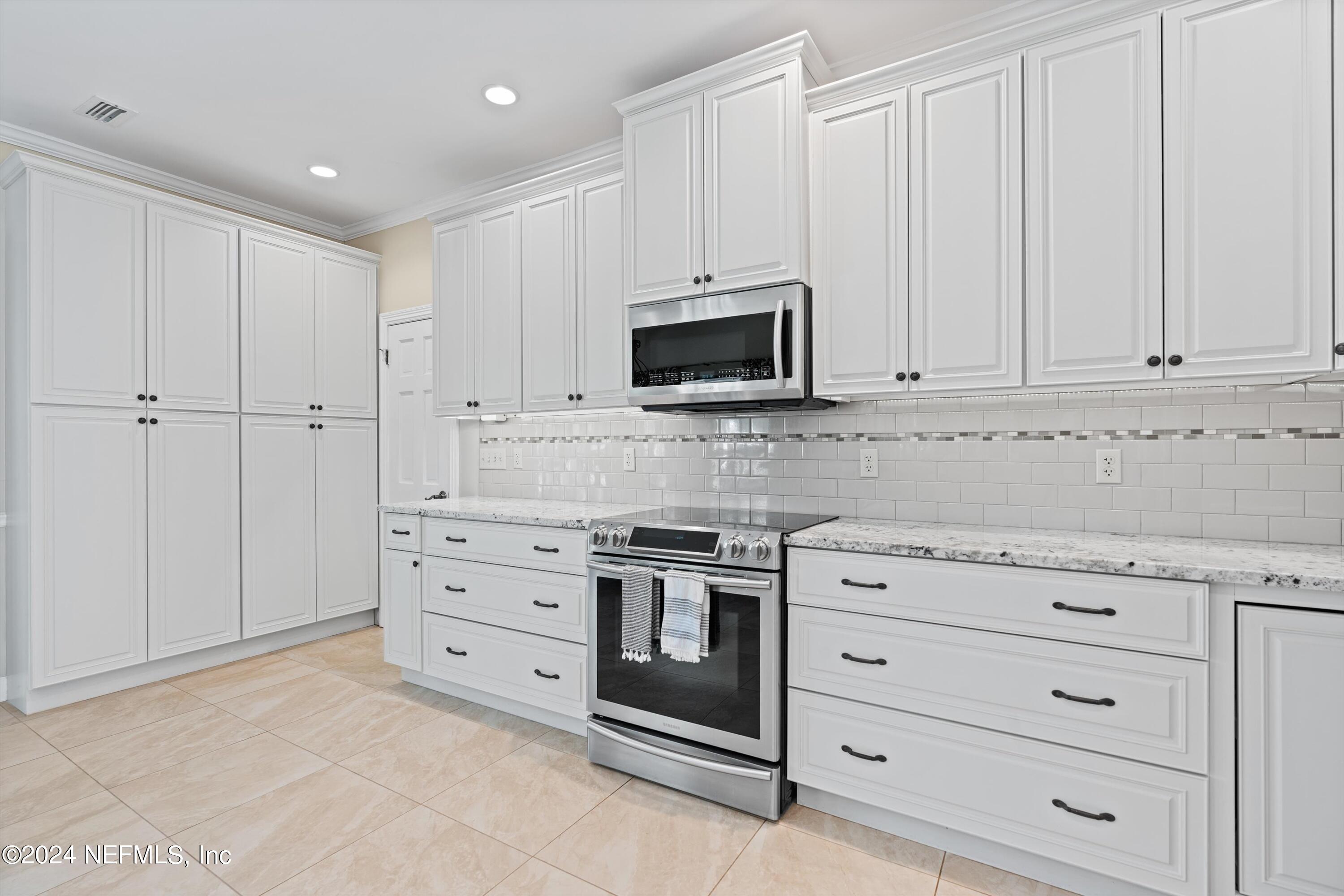 1822 WATERBURY Lane