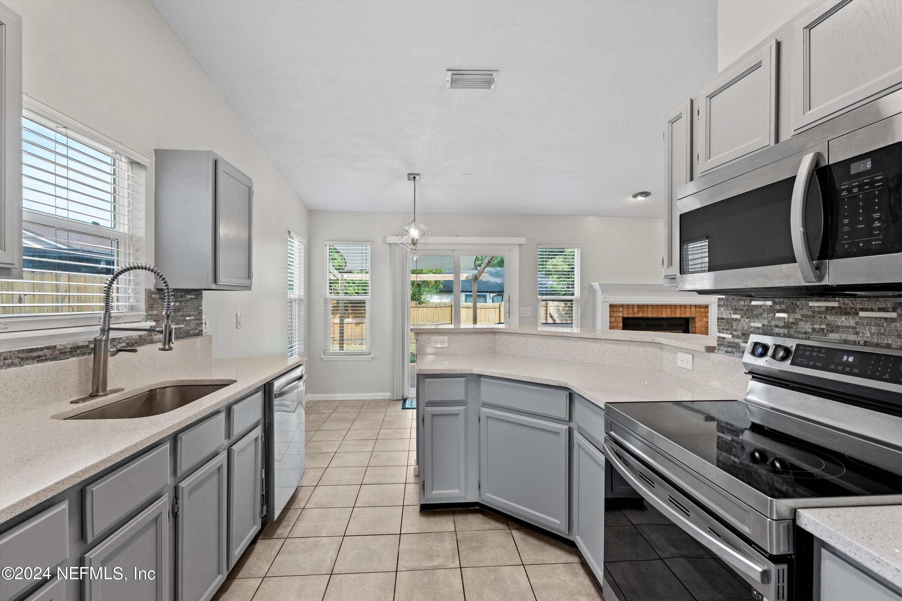 3911 UNION PACIFIC Drive E