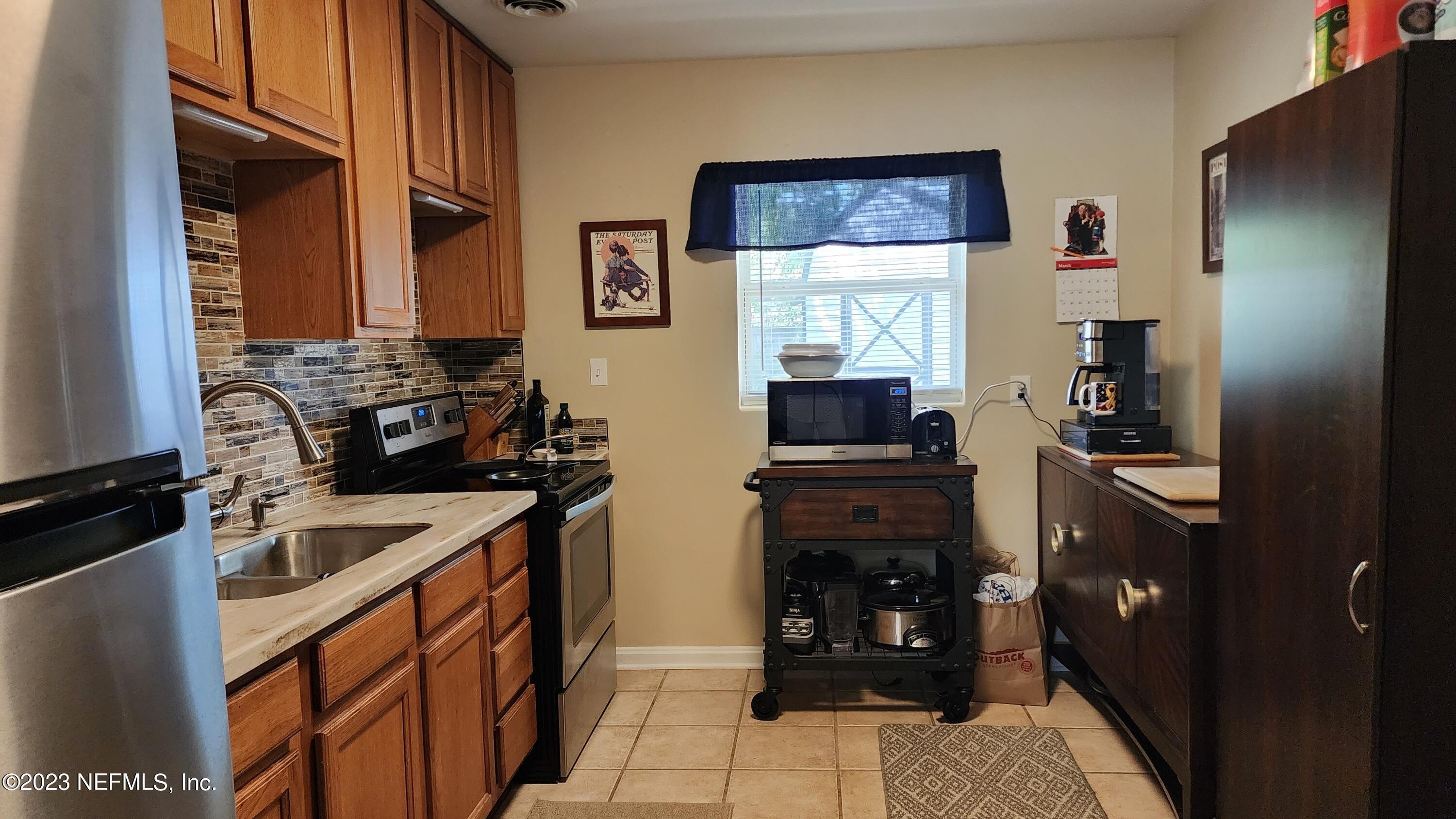 6242 COMMODORE Drive