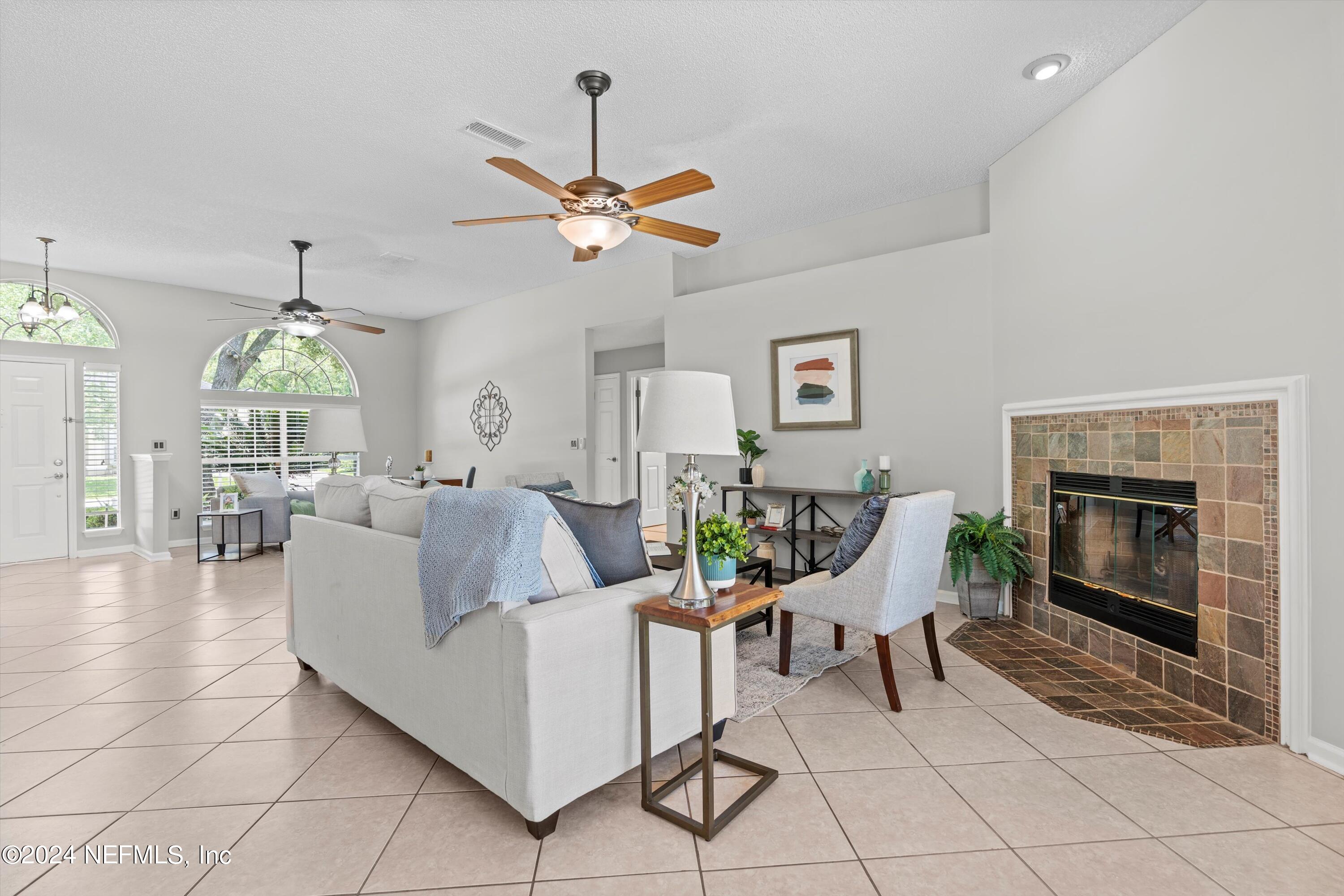 328 MAPLEWOOD Drive, St. Johns