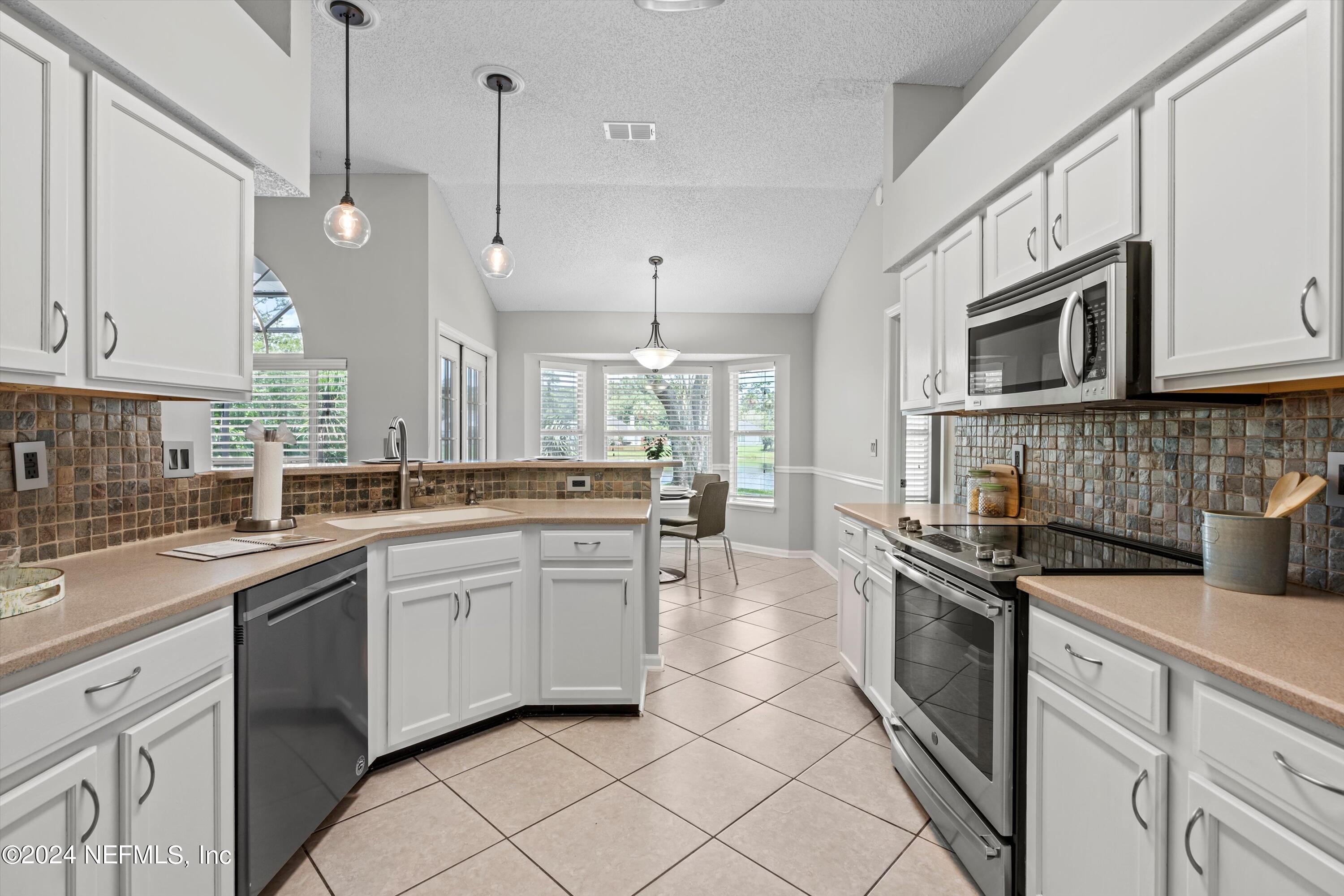 328 MAPLEWOOD Drive, St. Johns