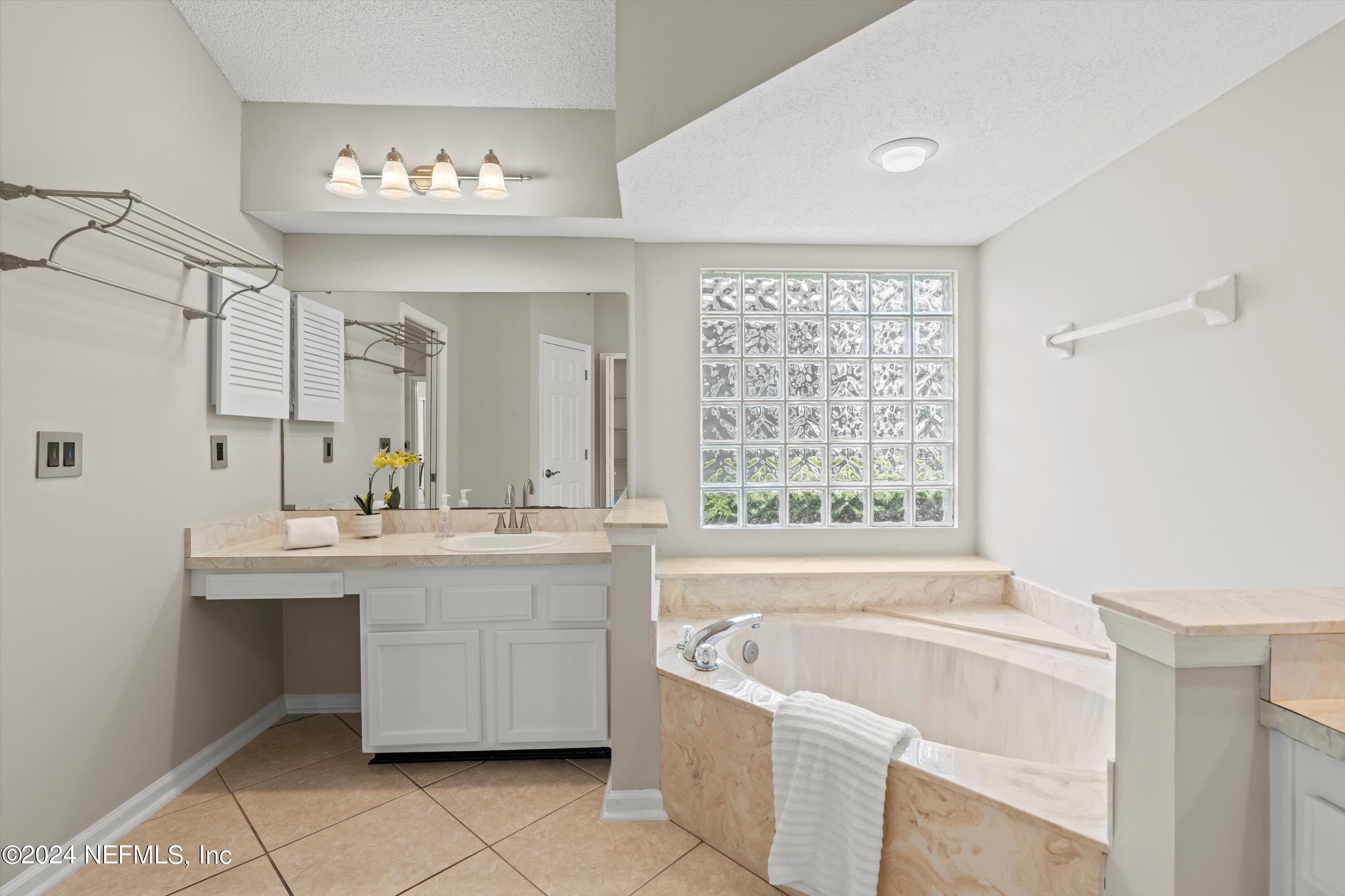 328 MAPLEWOOD Drive, St. Johns