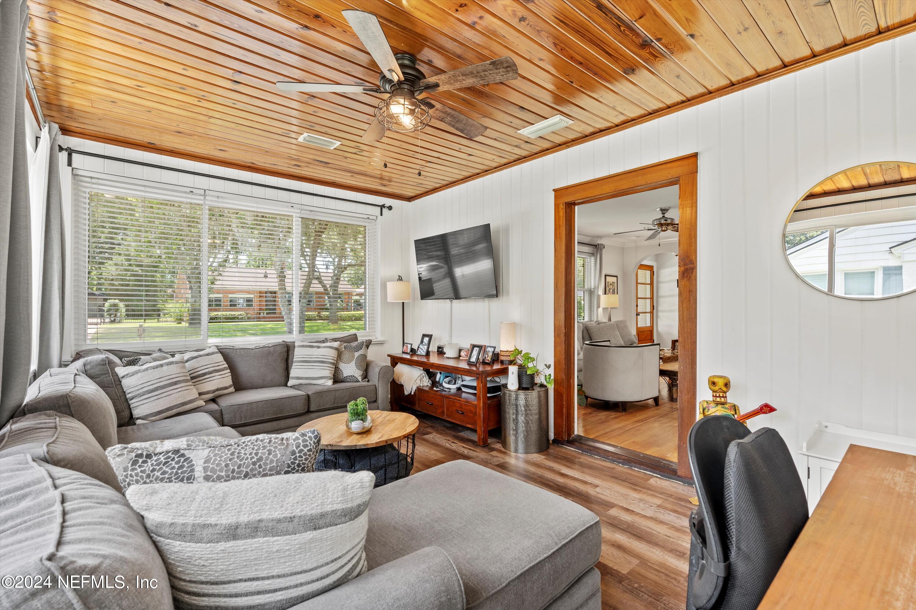 1351 HOLMESDALE Road