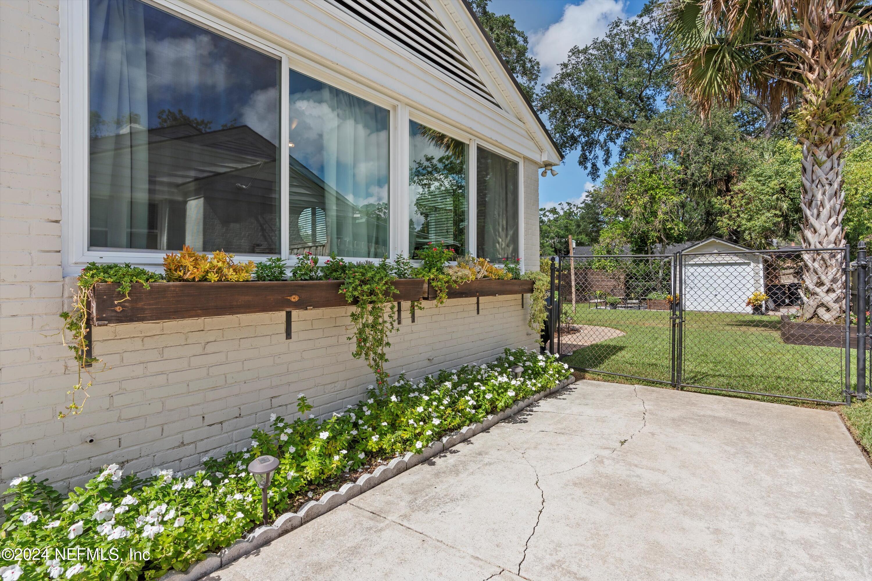 1351 HOLMESDALE Road