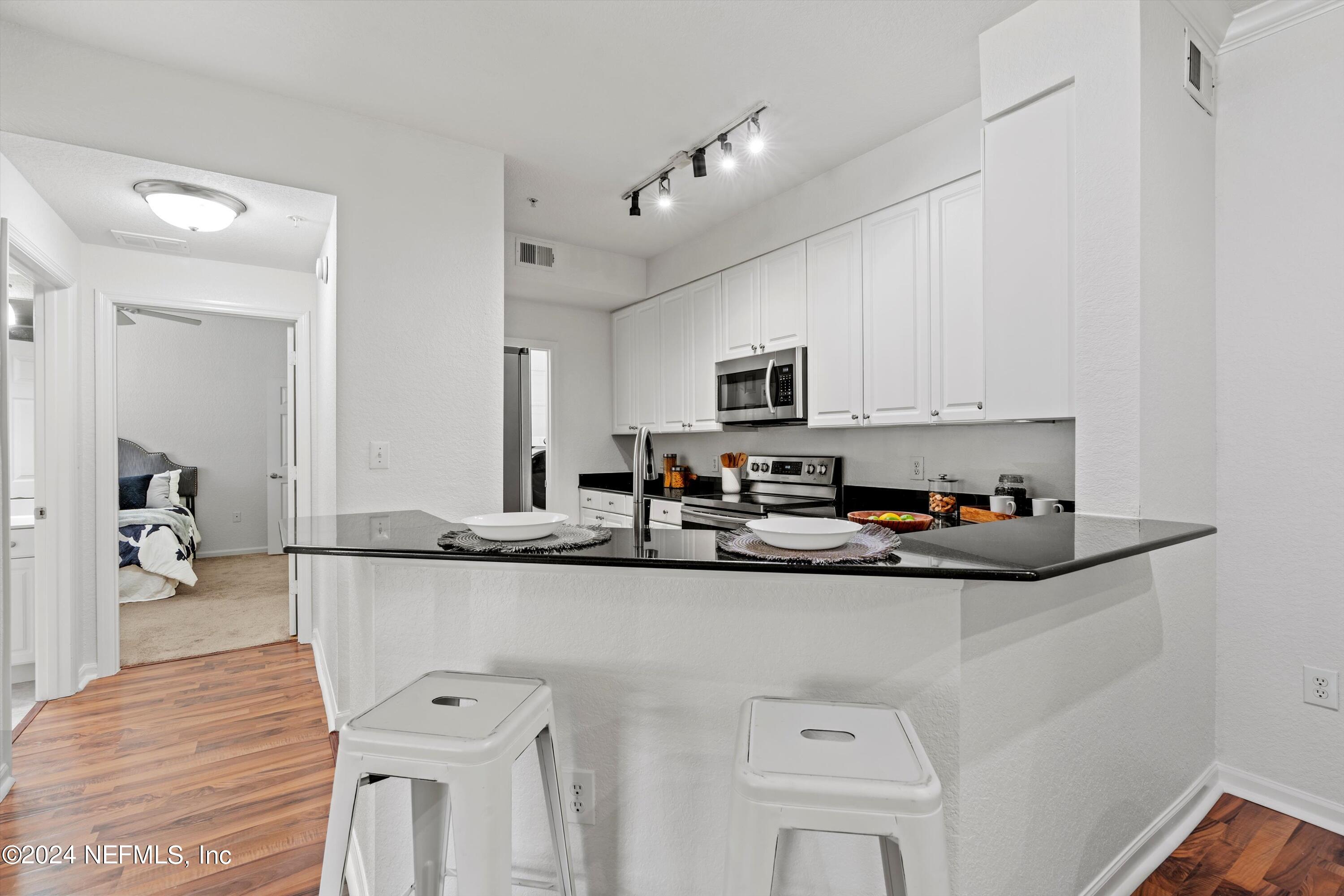 8539 GATE Parkway W, 111