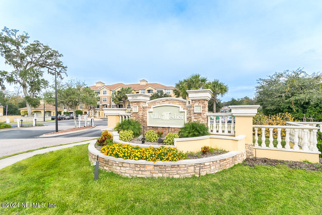 8539 GATE Parkway W, 111
