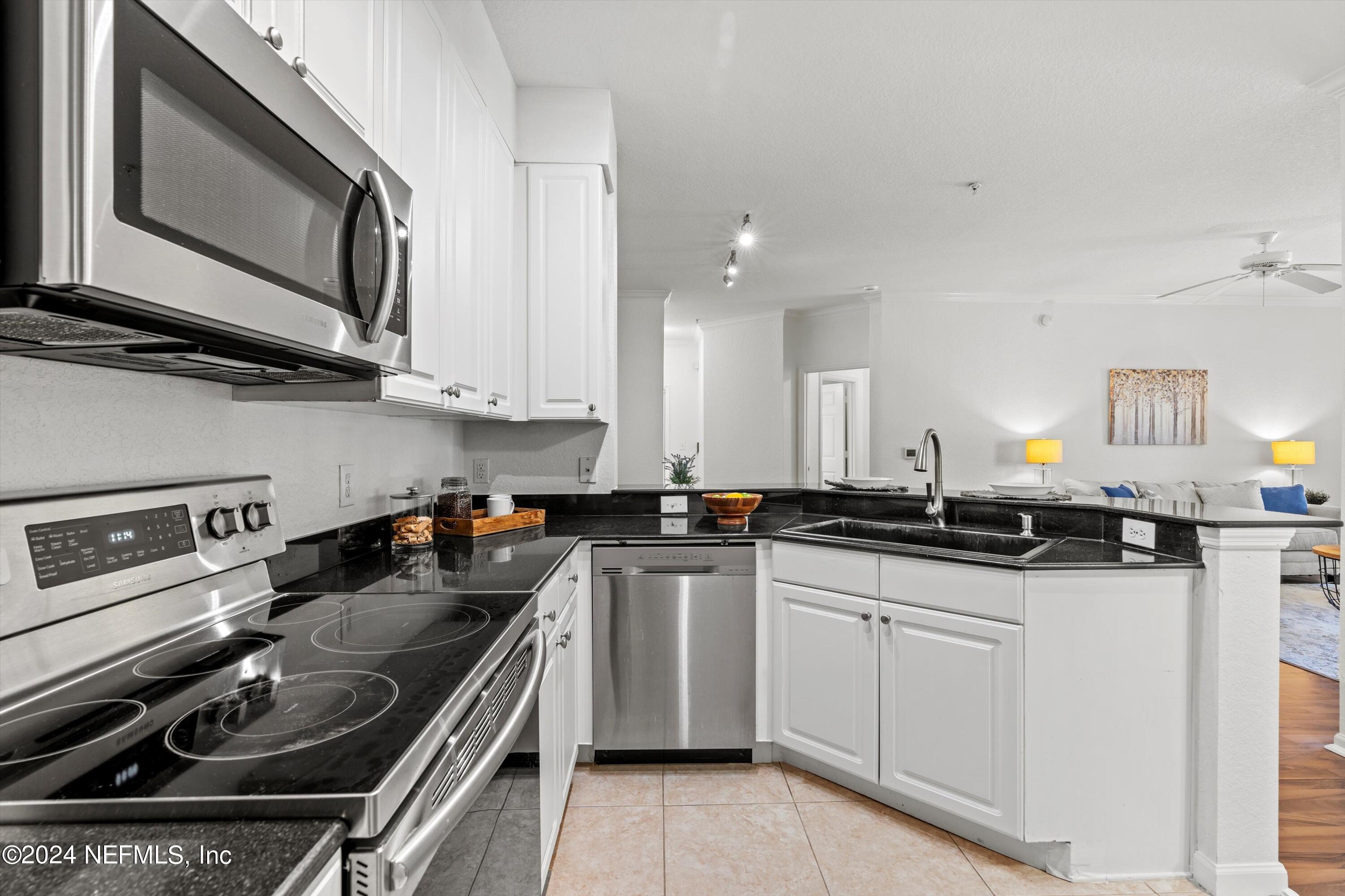 8539 GATE Parkway W, 111