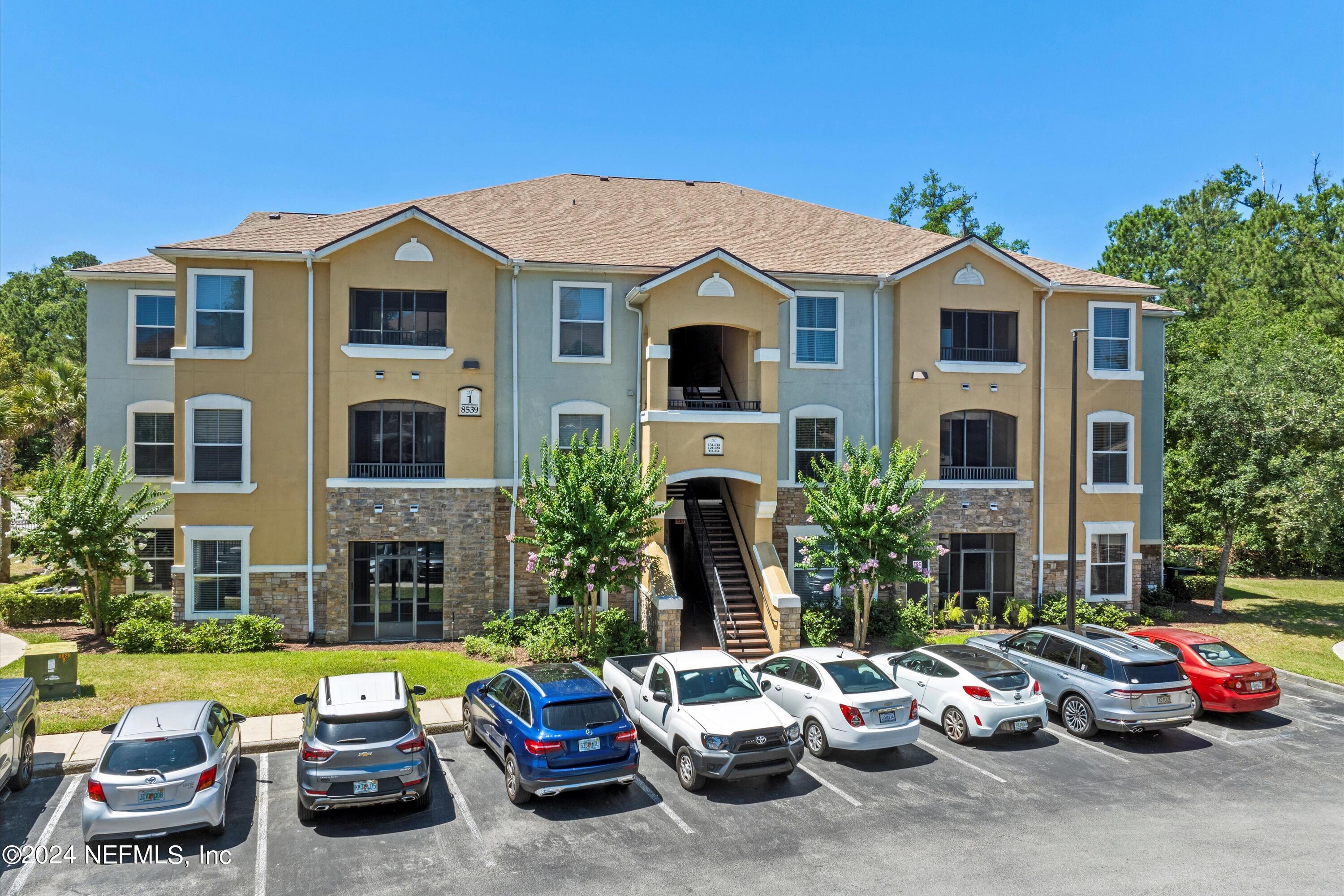 8539 GATE Parkway W, 111