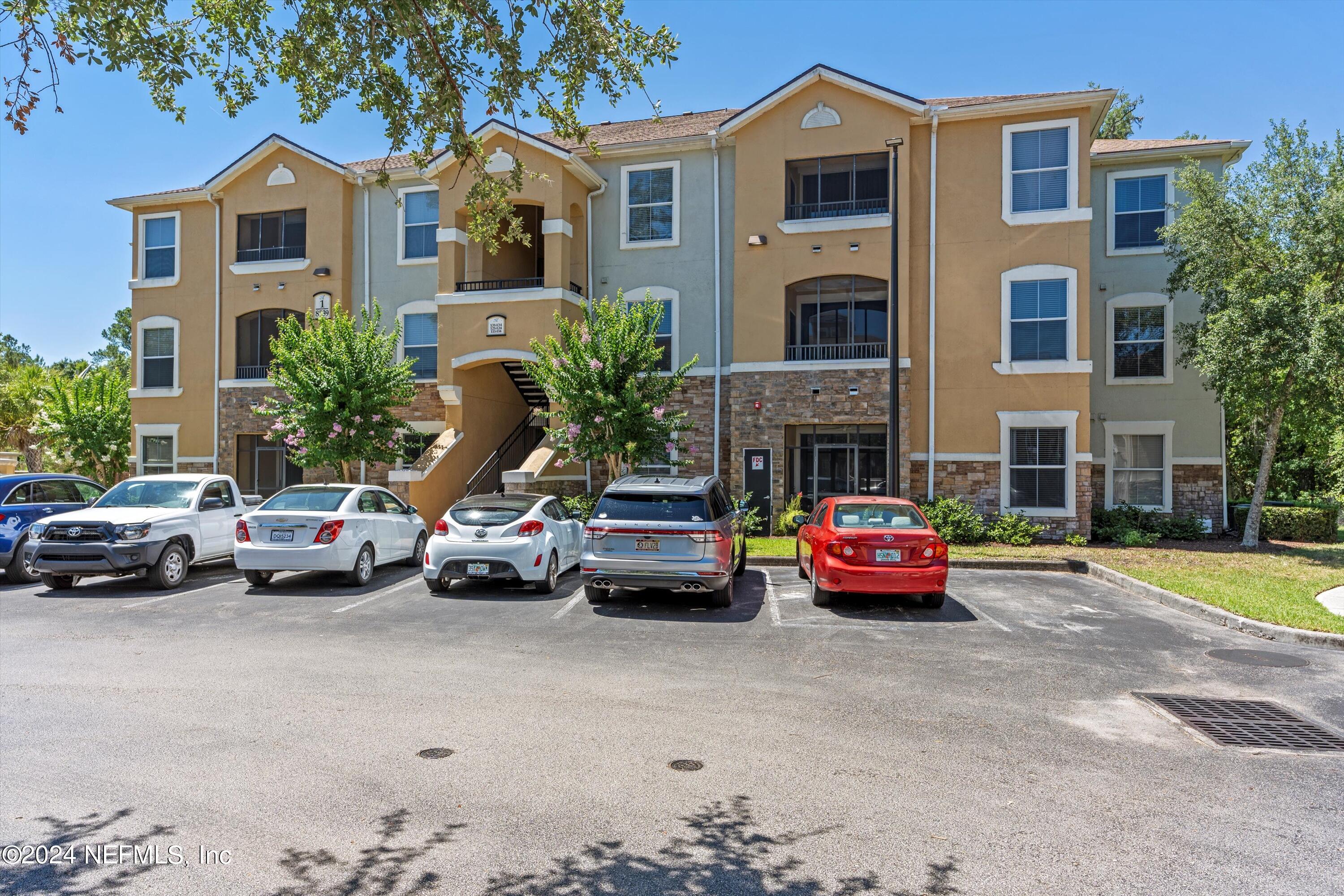 8539 GATE Parkway W, 111