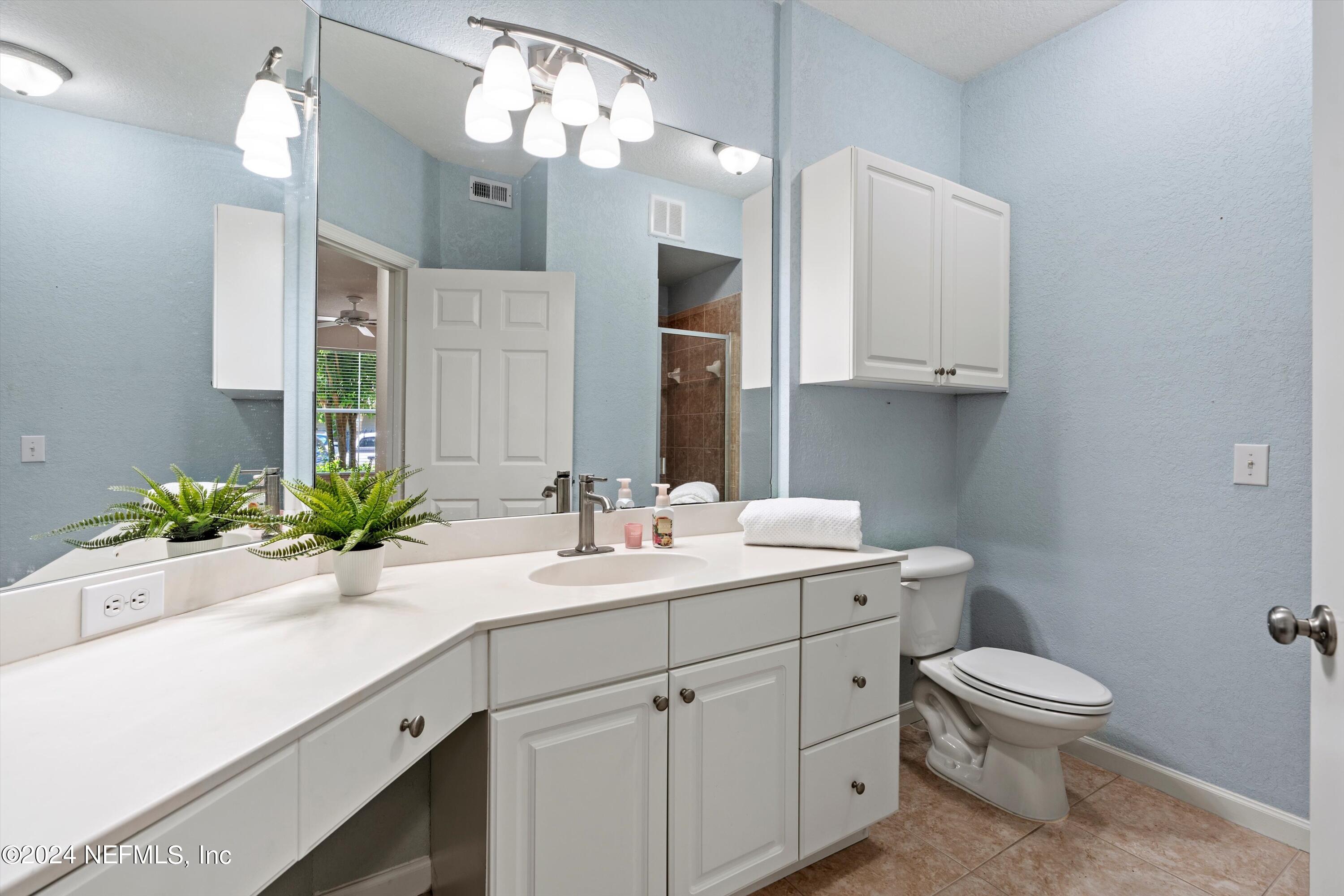 8539 GATE Parkway W, 111