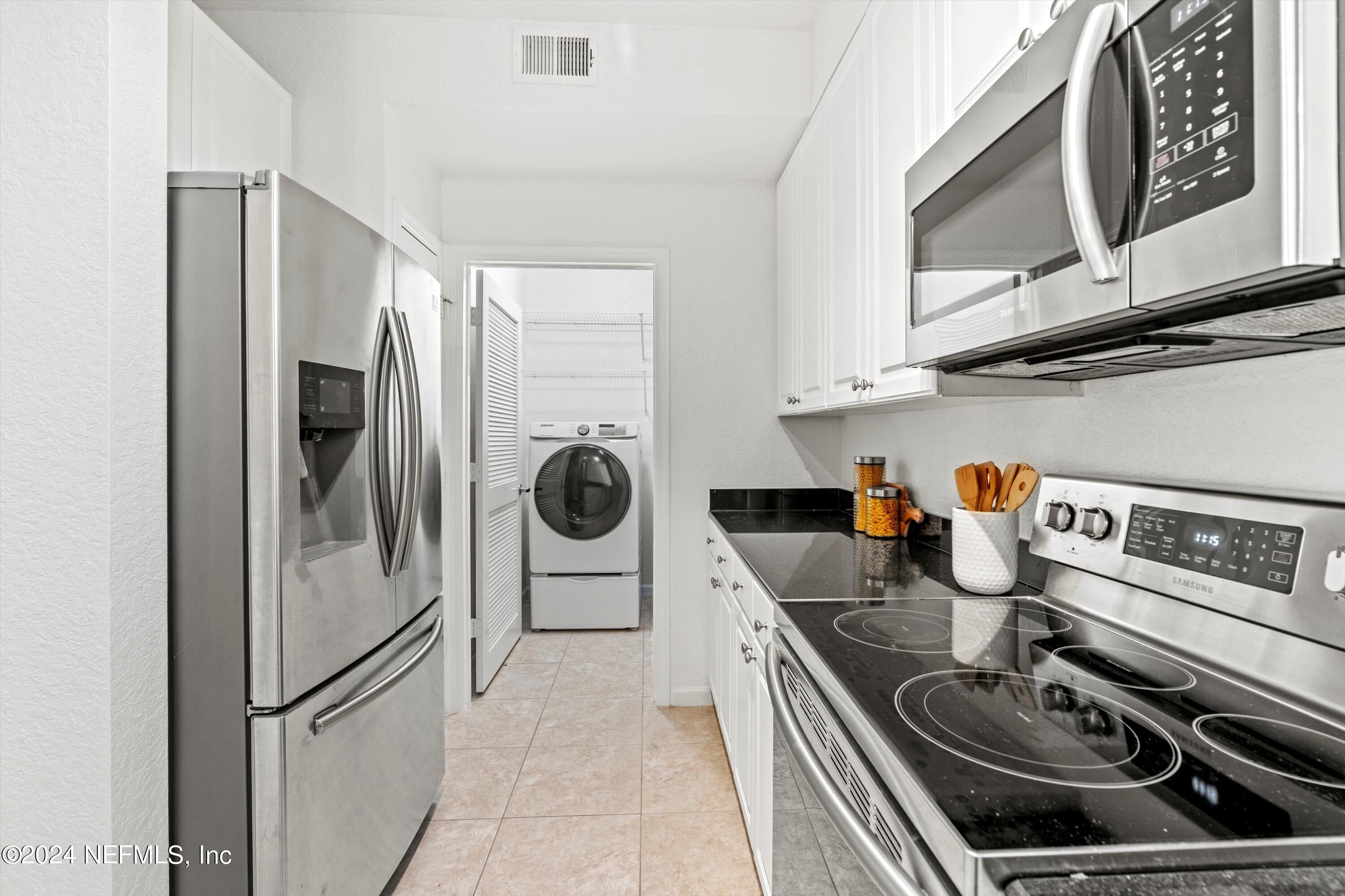 8539 GATE Parkway W, 111